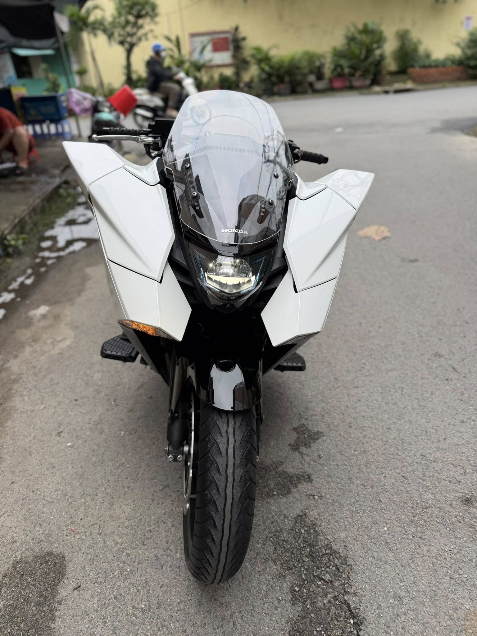 Xe tay ga 'phi thuyền' của Honda đang được rao bán ở Việt Nam, dùng chung một thứ với xe dẫn đoàn CSGT- Ảnh 3. Xe tay ga 'phi thuyền' của Honda đang được rao bán ở Việt Nam, dùng chung một thứ với xe dẫn đoàn CSGT- Ảnh 3.