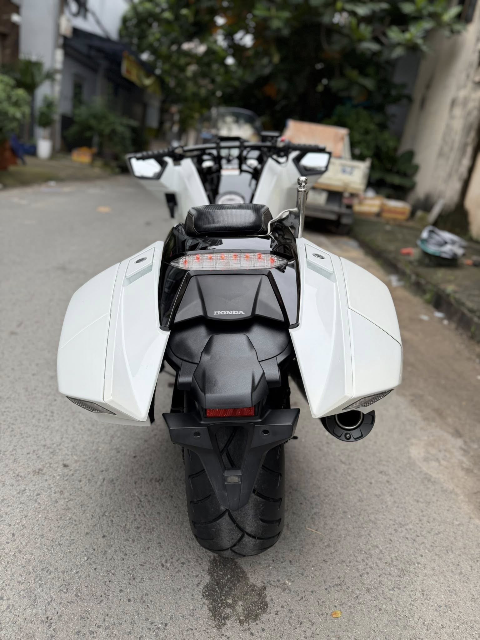 Xe tay ga 'phi thuyền' của Honda đang được rao bán ở Việt Nam, dùng chung một thứ với xe dẫn đoàn CSGT- Ảnh 4. Xe tay ga 'phi thuyền' của Honda đang được rao bán ở Việt Nam, dùng chung một thứ với xe dẫn đoàn CSGT- Ảnh 4.