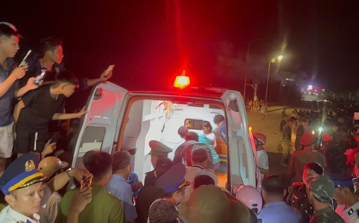 Vụ 3 người Lý Sơn thoát chết kỳ diệu: 48 giờ trôi dạt trên biển lúc bão số 13 đổ bộ- Ảnh 2. Vụ 3 người Lý Sơn thoát chết kỳ diệu: 48 giờ trôi dạt trên biển lúc bão số 13 đổ bộ- Ảnh 2.