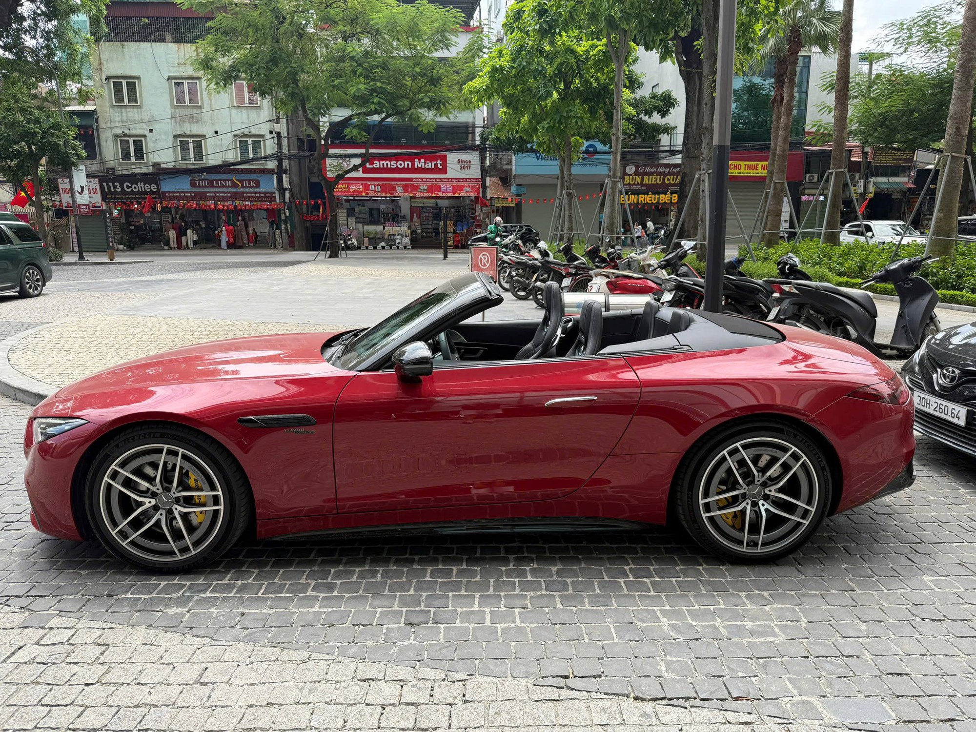 Rao Mercedes-AMG SL 43 ‘siêu lướt’ giá 5,9 tỷ đồng, người bán cho biết ra biển hết 7,2 tỷ, mới lăn bánh hơn 500km- Ảnh 2. Rao Mercedes-AMG SL 43 ‘siêu lướt’ giá 5,9 tỷ đồng, người bán cho biết ra biển hết 7,2 tỷ, mới lăn bánh hơn 500km- Ảnh 2.