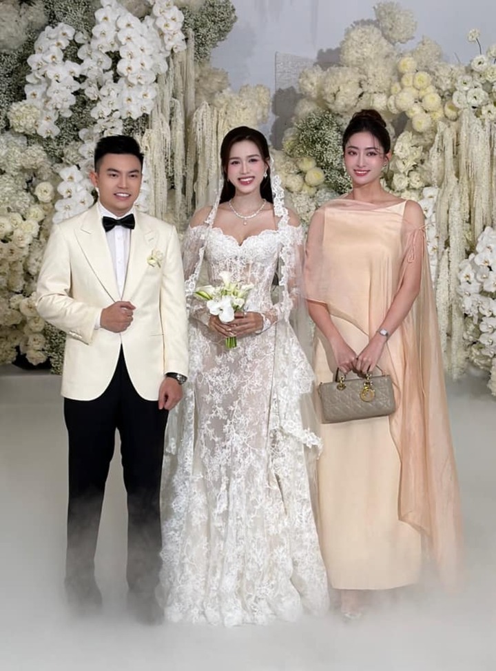 Hoa hậu Đỗ Thị Hà rạng rỡ bên chồng thiếu gia trong lễ cưới ở Hà Nội- Ảnh 2.