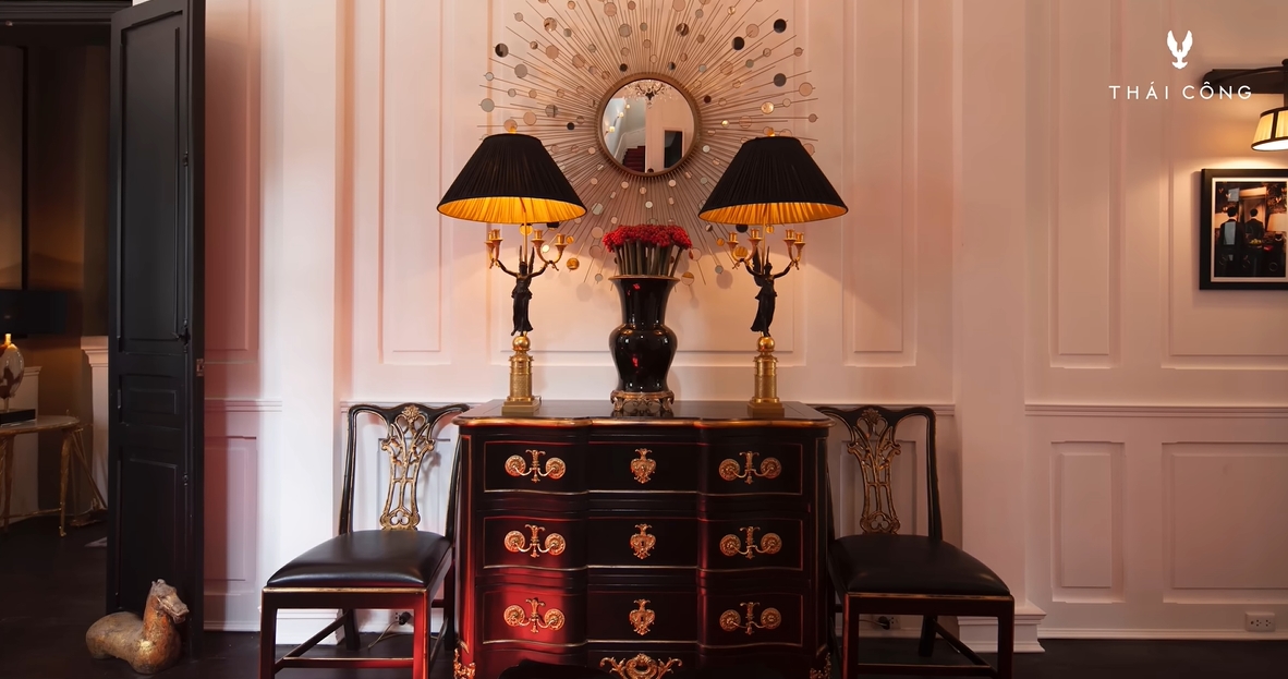 Bên trong căn nhà cổ hơn 100 năm của Quách Thái Công ở khu "đất vàng" TP.HCM- Ảnh 12. Bên trong căn nhà cổ hơn 100 năm của Quách Thái Công ở khu "đất vàng" TP.HCM- Ảnh 12.