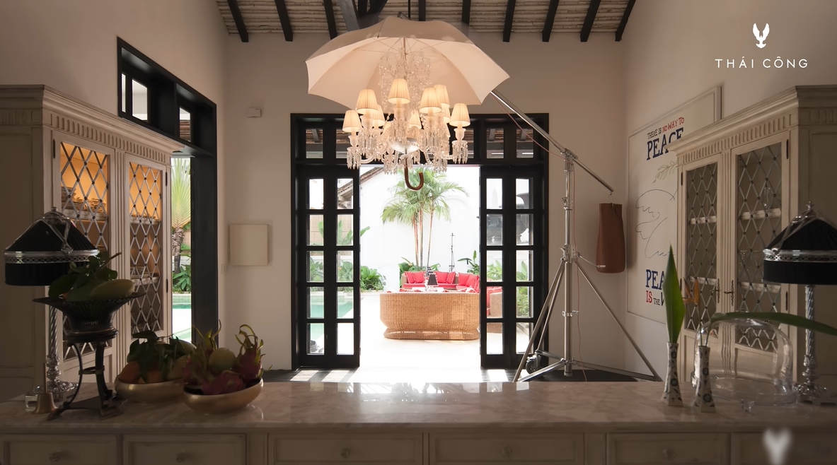 Bên trong căn nhà cổ hơn 100 năm của Quách Thái Công ở khu "đất vàng" TP.HCM- Ảnh 10. Bên trong căn nhà cổ hơn 100 năm của Quách Thái Công ở khu "đất vàng" TP.HCM- Ảnh 10.