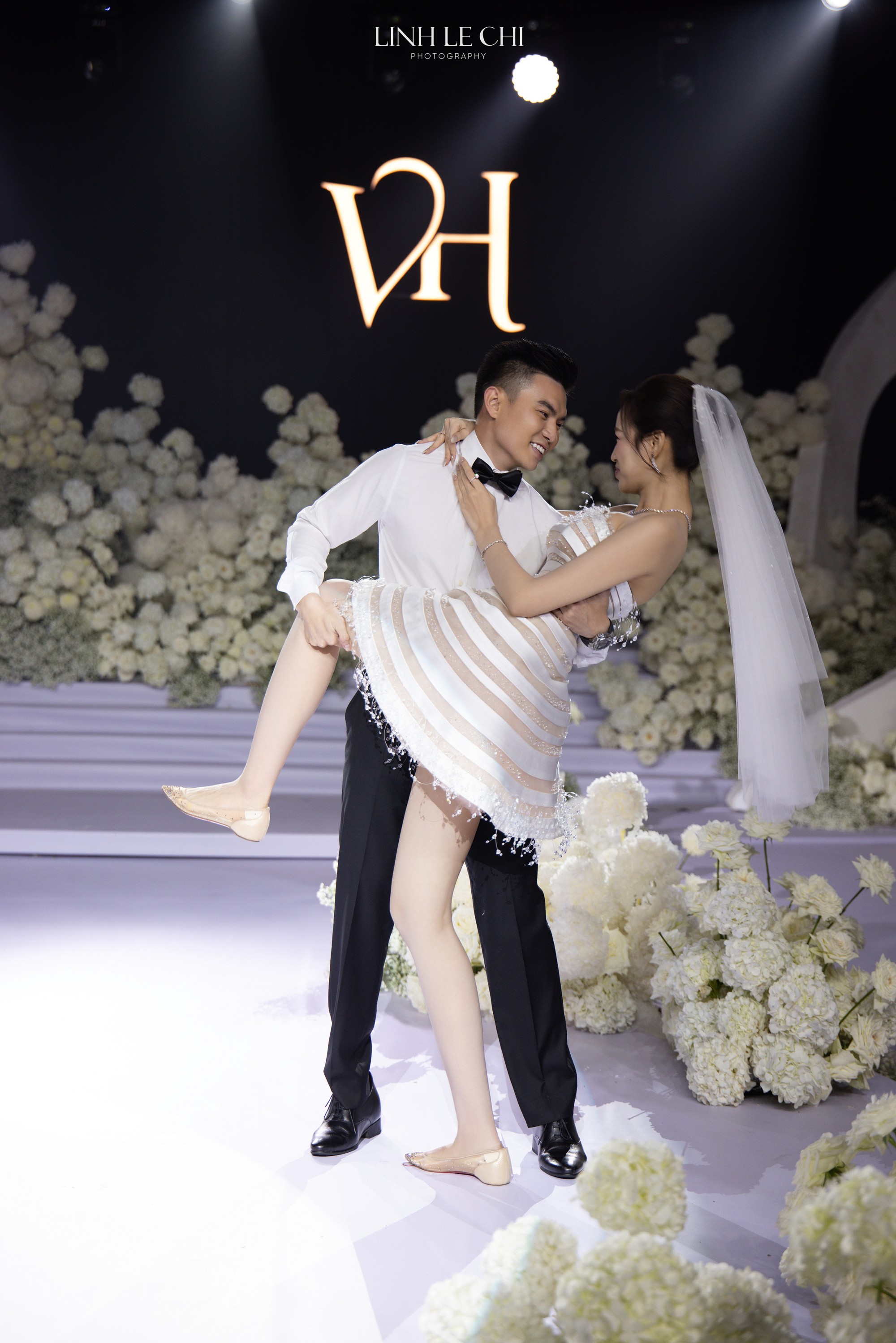 Màn nhảy đám cưới hot nhất lúc này của Tổng giám đốc Tập đoàn Sơn Hải- Ảnh 4. Màn nhảy đám cưới hot nhất lúc này của Tổng giám đốc Tập đoàn Sơn Hải- Ảnh 4.