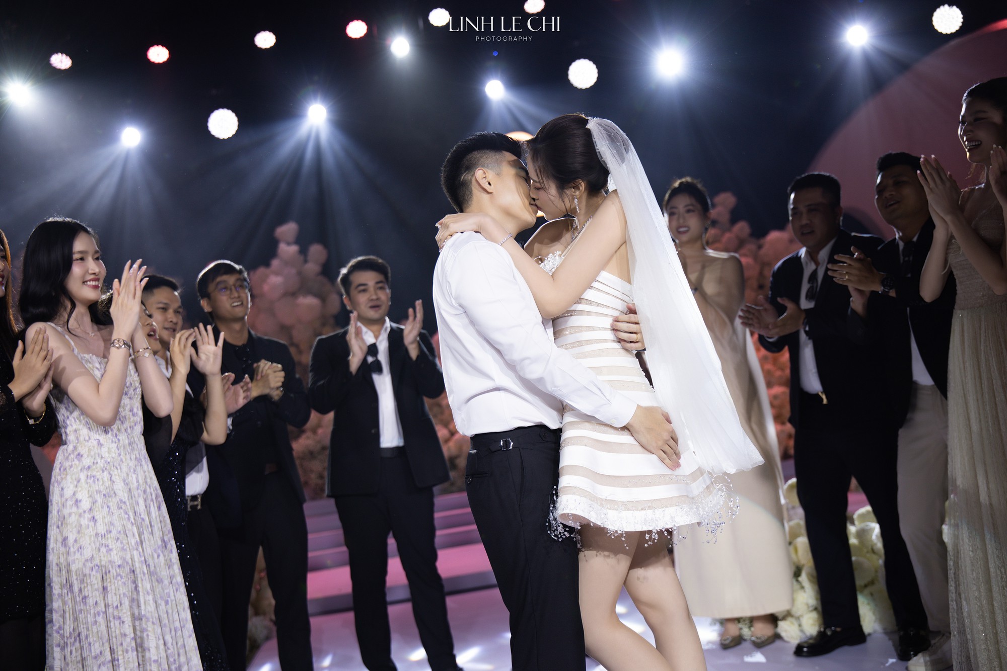 Màn nhảy đám cưới hot nhất lúc này của Tổng giám đốc Tập đoàn Sơn Hải- Ảnh 10. Màn nhảy đám cưới hot nhất lúc này của Tổng giám đốc Tập đoàn Sơn Hải- Ảnh 10.