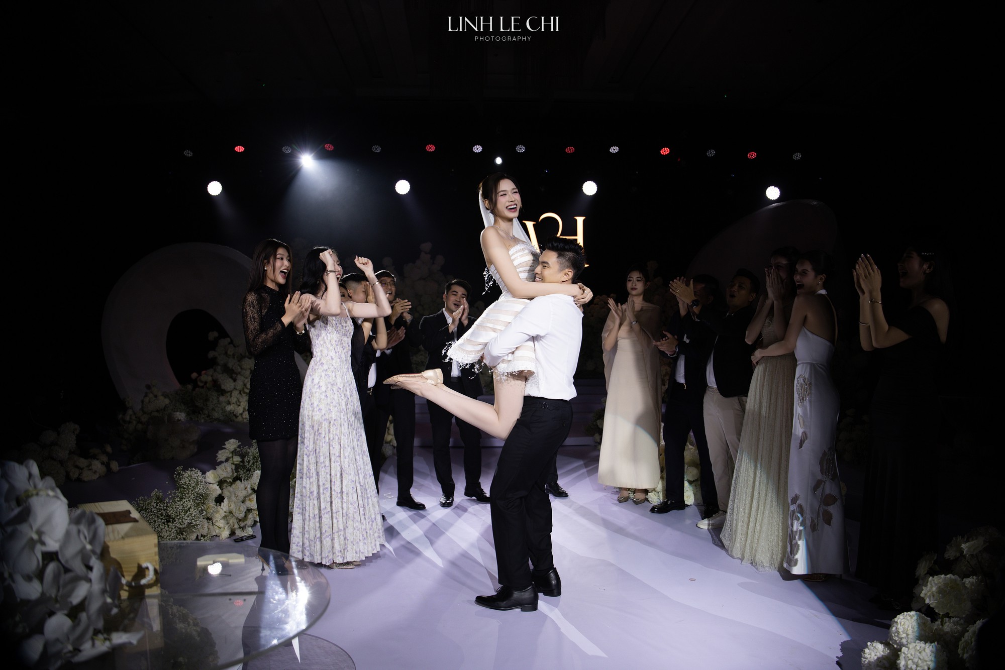 Màn nhảy đám cưới hot nhất lúc này của Tổng giám đốc Tập đoàn Sơn Hải- Ảnh 8. Màn nhảy đám cưới hot nhất lúc này của Tổng giám đốc Tập đoàn Sơn Hải- Ảnh 8.
