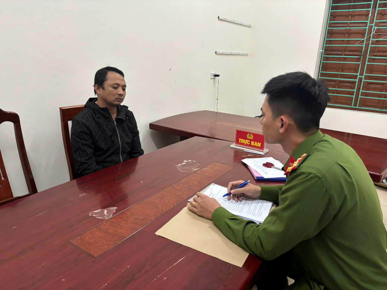 Bắt Nguyễn Duy Hoàn sinh năm 1989 thường xuyên đi lang thang- Ảnh 1. Bắt Nguyễn Duy Hoàn sinh năm 1989 thường xuyên đi lang thang- Ảnh 1.