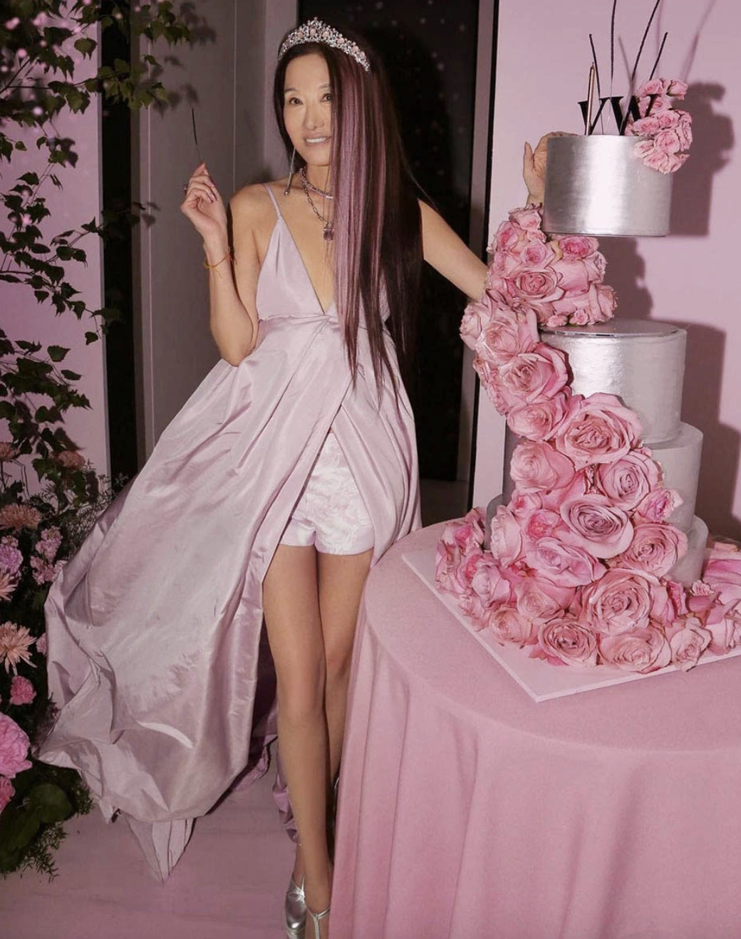 Bà hoàng váy cưới lộ bóng lưng không tin nổi ở tuổi 76- Ảnh 9.