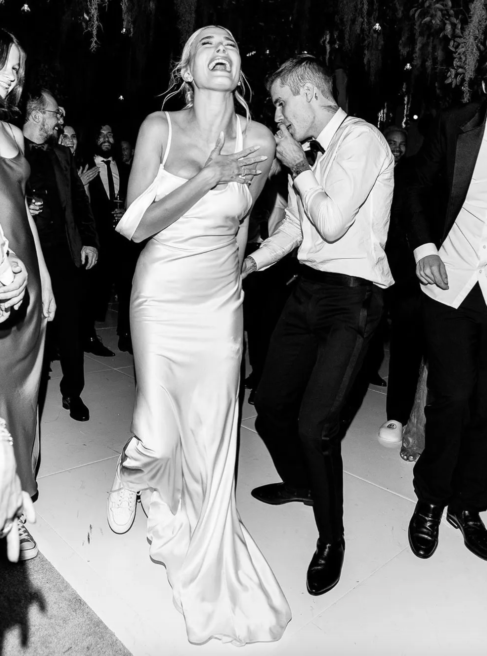 Bà hoàng váy cưới lộ bóng lưng không tin nổi ở tuổi 76- Ảnh 14.