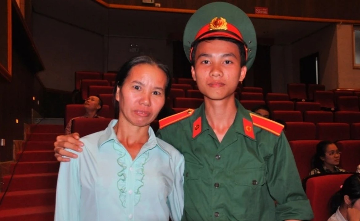 Bác sĩ khiến hơn 2 triệu người thán phục: Bố và anh mất vì ung thư, mẹ đi phụ hồ, chàng trai 38kg đạp xe rách lốp trở thành thủ khoa ĐH- Ảnh 2. Bác sĩ khiến hơn 2 triệu người thán phục: Bố và anh mất vì ung thư, mẹ đi phụ hồ, chàng trai 38kg đạp xe rách lốp trở thành thủ khoa ĐH- Ảnh 2.