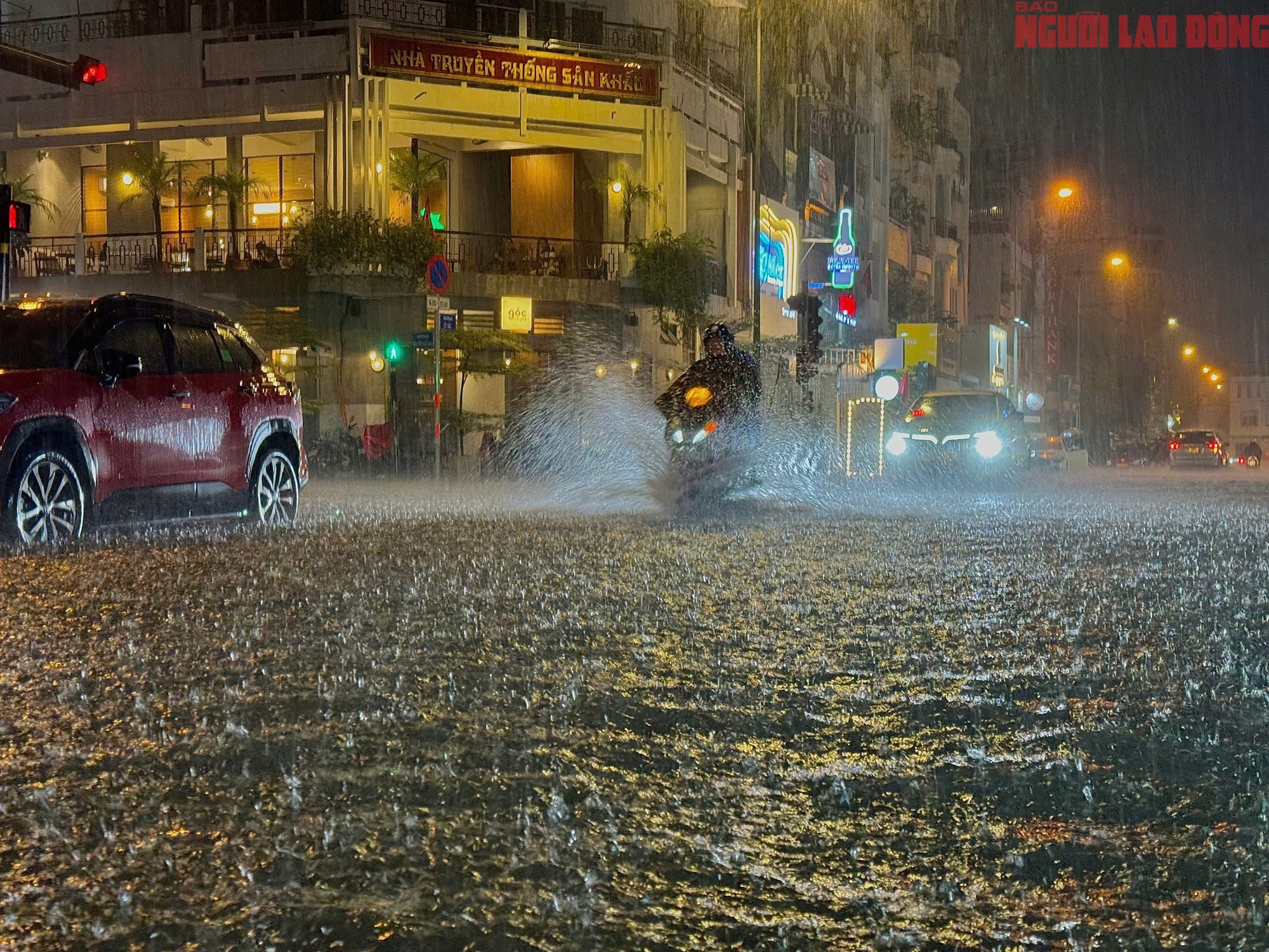 Bì bõm trên nhiều tuyến đường trung tâm TP HCM tối cuối tuần, xe chết máy, nước tràn vào quán- Ảnh 1. Bì bõm trên nhiều tuyến đường trung tâm TP HCM tối cuối tuần, xe chết máy, nước tràn vào quán- Ảnh 1.