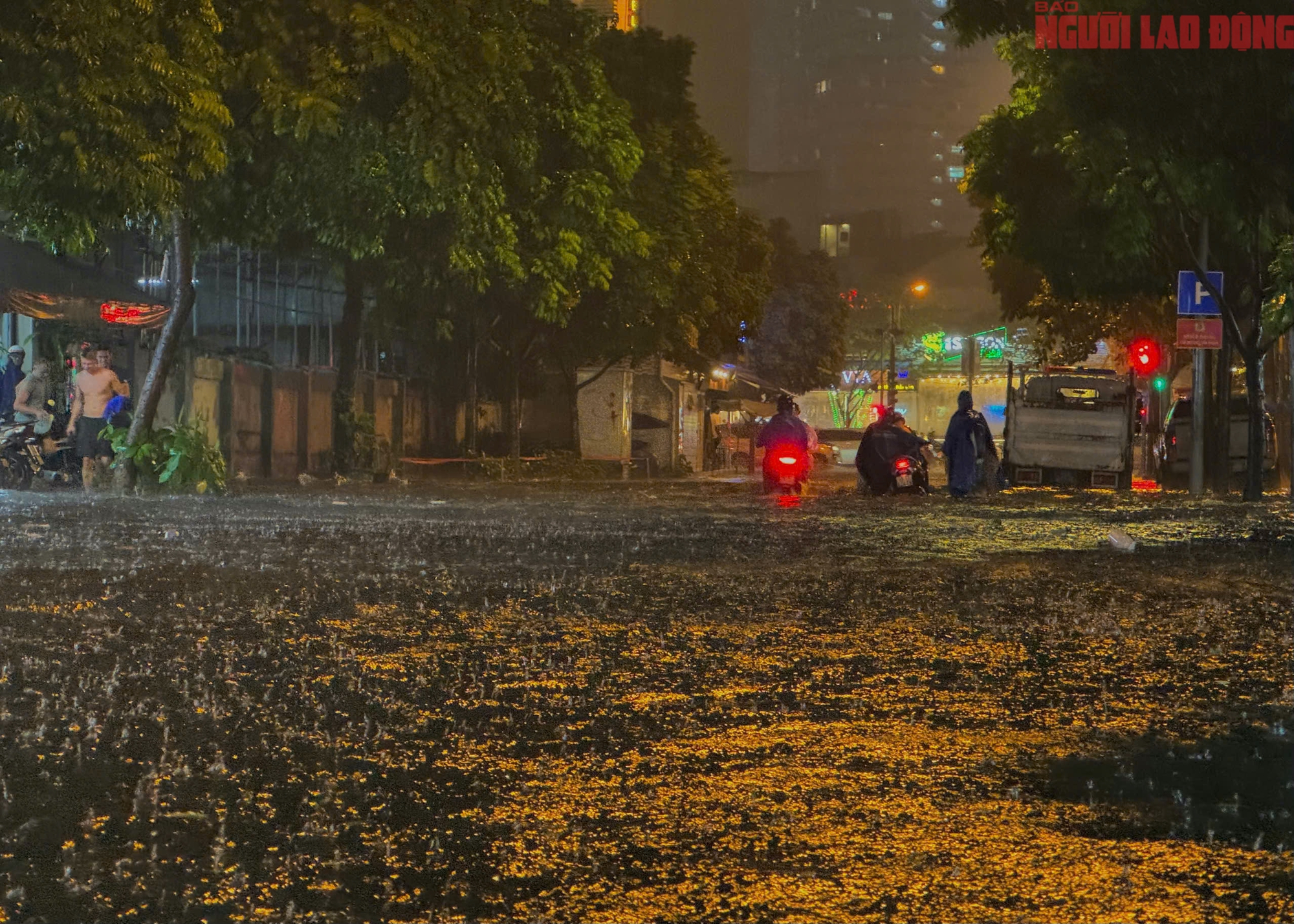 Bì bõm trên nhiều tuyến đường trung tâm TP HCM tối cuối tuần, xe chết máy, nước tràn vào quán- Ảnh 2. Bì bõm trên nhiều tuyến đường trung tâm TP HCM tối cuối tuần, xe chết máy, nước tràn vào quán- Ảnh 2.