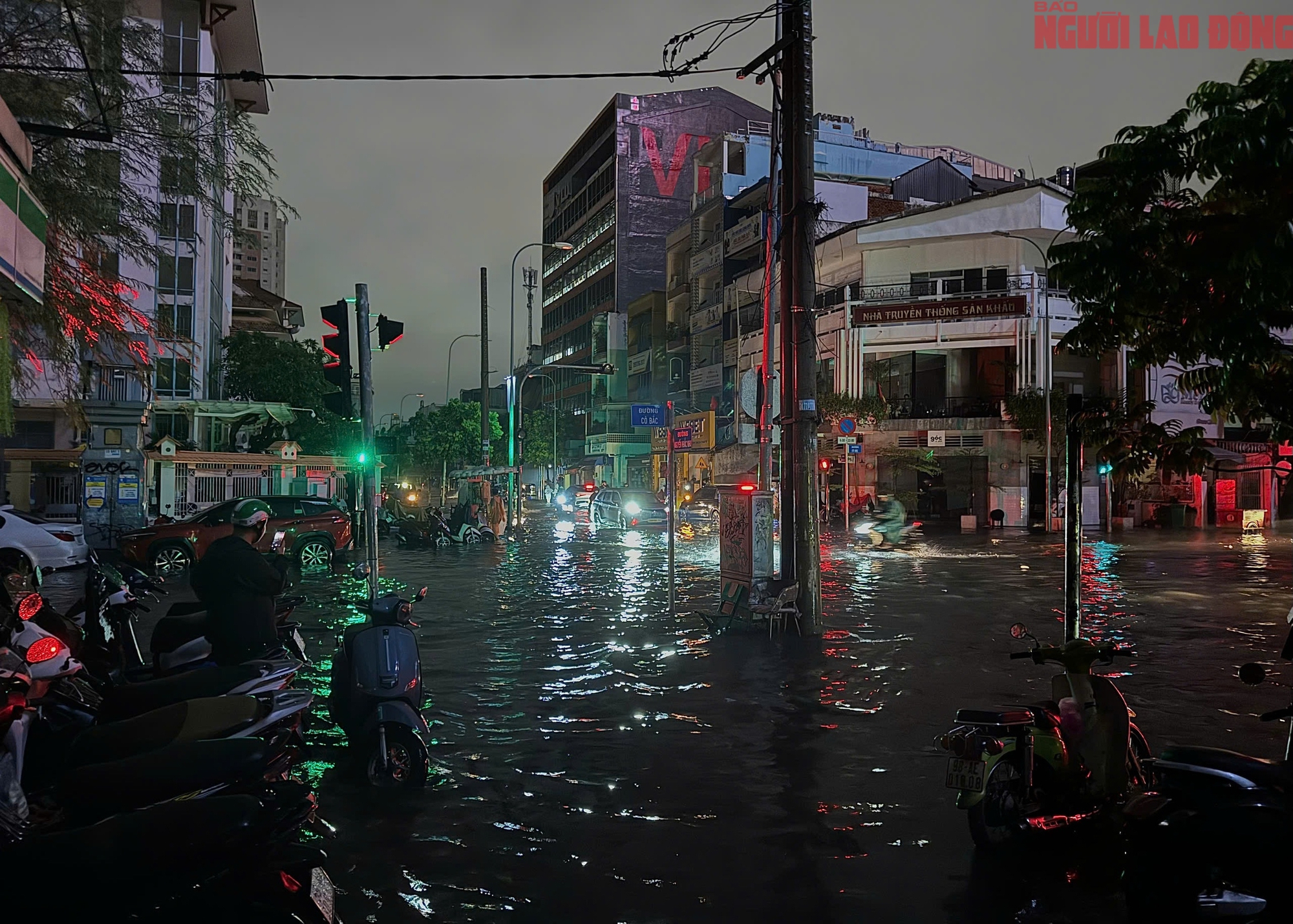 Bì bõm trên nhiều tuyến đường trung tâm TP HCM tối cuối tuần, xe chết máy, nước tràn vào quán- Ảnh 4. Bì bõm trên nhiều tuyến đường trung tâm TP HCM tối cuối tuần, xe chết máy, nước tràn vào quán- Ảnh 4.