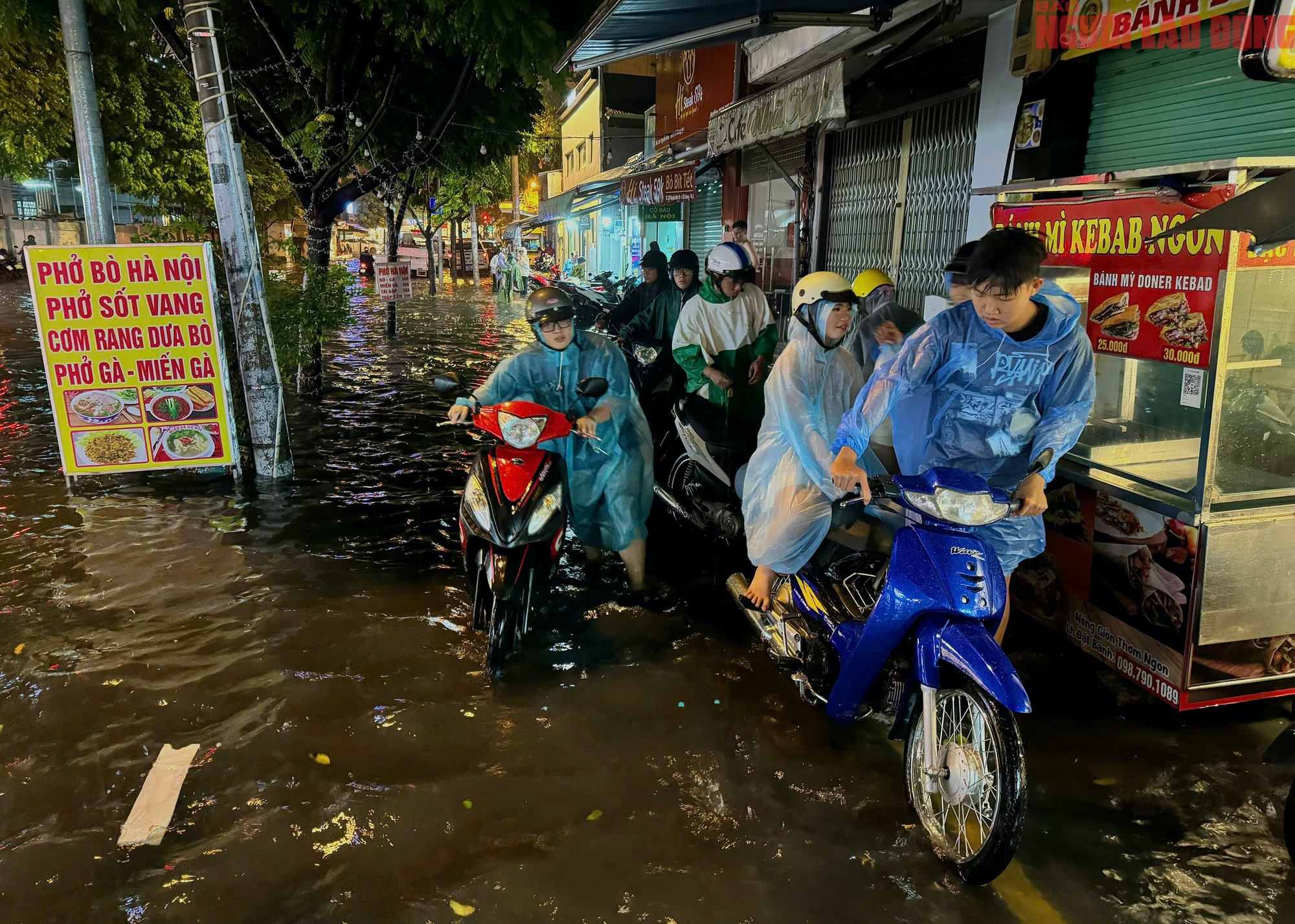 Bì bõm trên nhiều tuyến đường trung tâm TP HCM tối cuối tuần, xe chết máy, nước tràn vào quán- Ảnh 5. Bì bõm trên nhiều tuyến đường trung tâm TP HCM tối cuối tuần, xe chết máy, nước tràn vào quán- Ảnh 5.