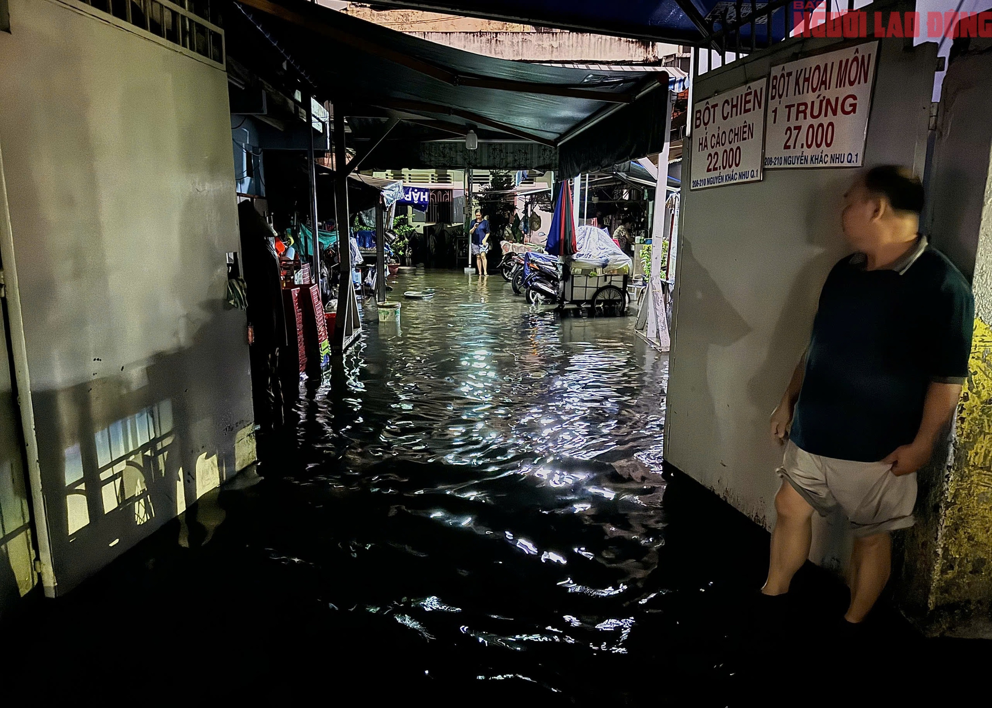 Bì bõm trên nhiều tuyến đường trung tâm TP HCM tối cuối tuần, xe chết máy, nước tràn vào quán- Ảnh 6. Bì bõm trên nhiều tuyến đường trung tâm TP HCM tối cuối tuần, xe chết máy, nước tràn vào quán- Ảnh 6.