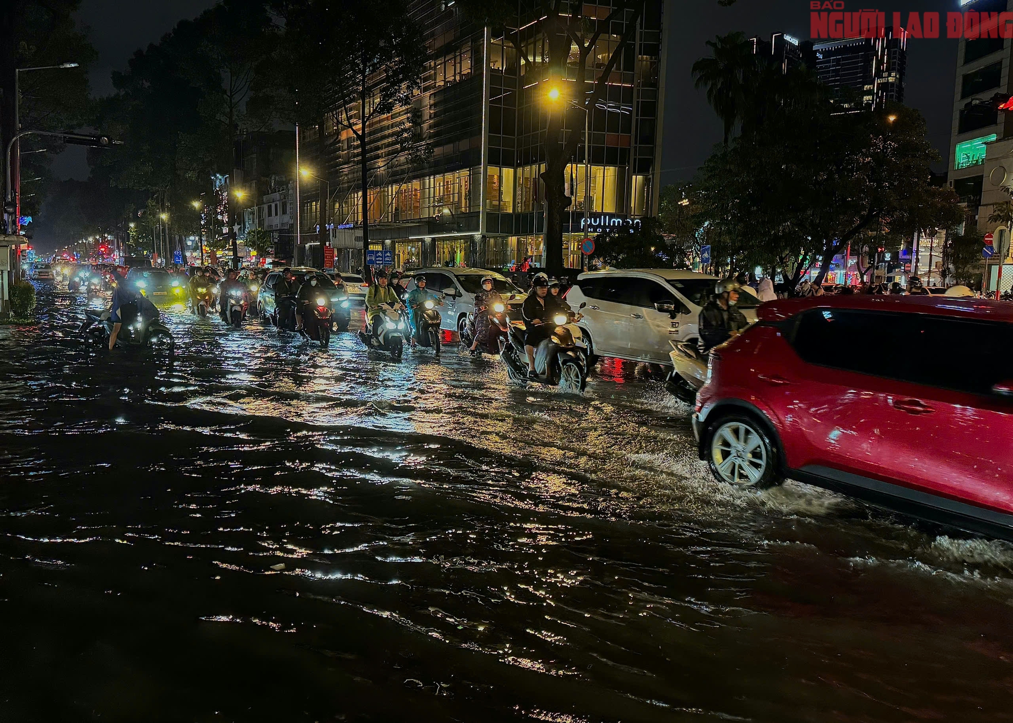 Bì bõm trên nhiều tuyến đường trung tâm TP HCM tối cuối tuần, xe chết máy, nước tràn vào quán- Ảnh 7. Bì bõm trên nhiều tuyến đường trung tâm TP HCM tối cuối tuần, xe chết máy, nước tràn vào quán- Ảnh 7.
