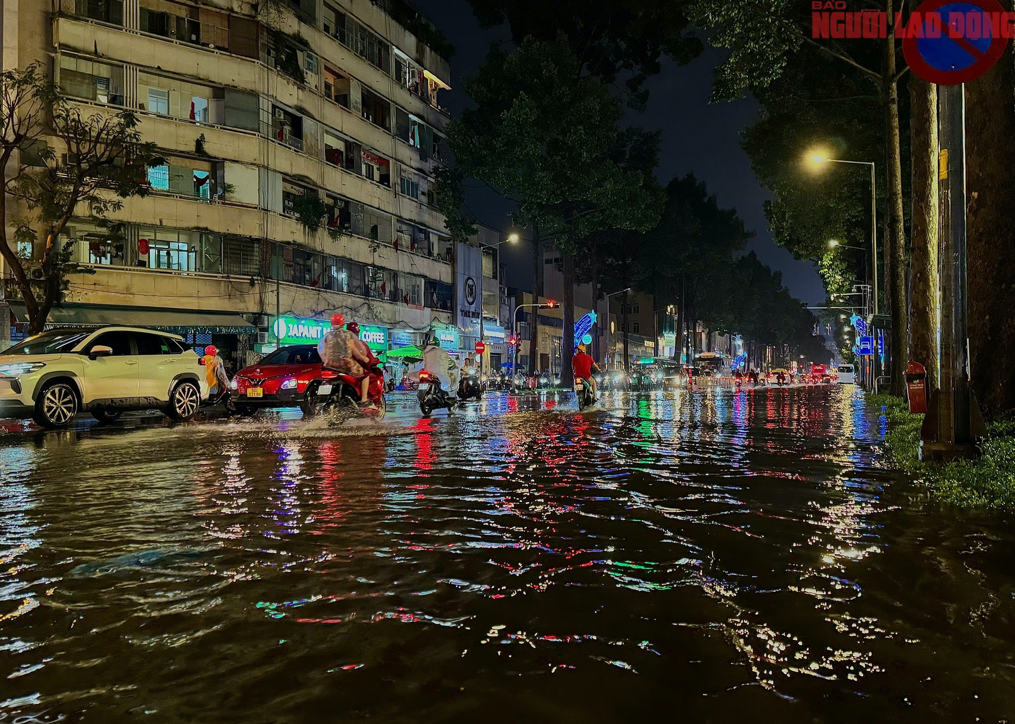 Bì bõm trên nhiều tuyến đường trung tâm TP HCM tối cuối tuần, xe chết máy, nước tràn vào quán- Ảnh 8. Bì bõm trên nhiều tuyến đường trung tâm TP HCM tối cuối tuần, xe chết máy, nước tràn vào quán- Ảnh 8.
