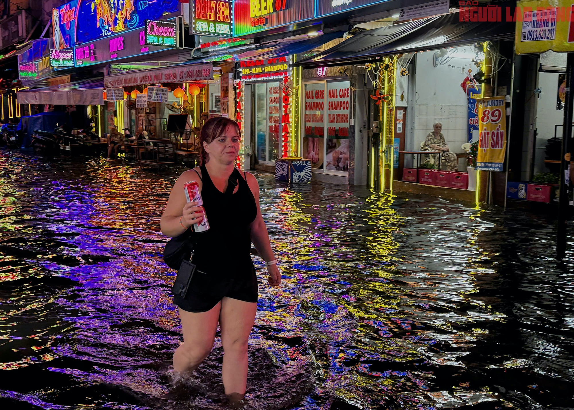 Bì bõm trên nhiều tuyến đường trung tâm TP HCM tối cuối tuần, xe chết máy, nước tràn vào quán- Ảnh 9. Bì bõm trên nhiều tuyến đường trung tâm TP HCM tối cuối tuần, xe chết máy, nước tràn vào quán- Ảnh 9.