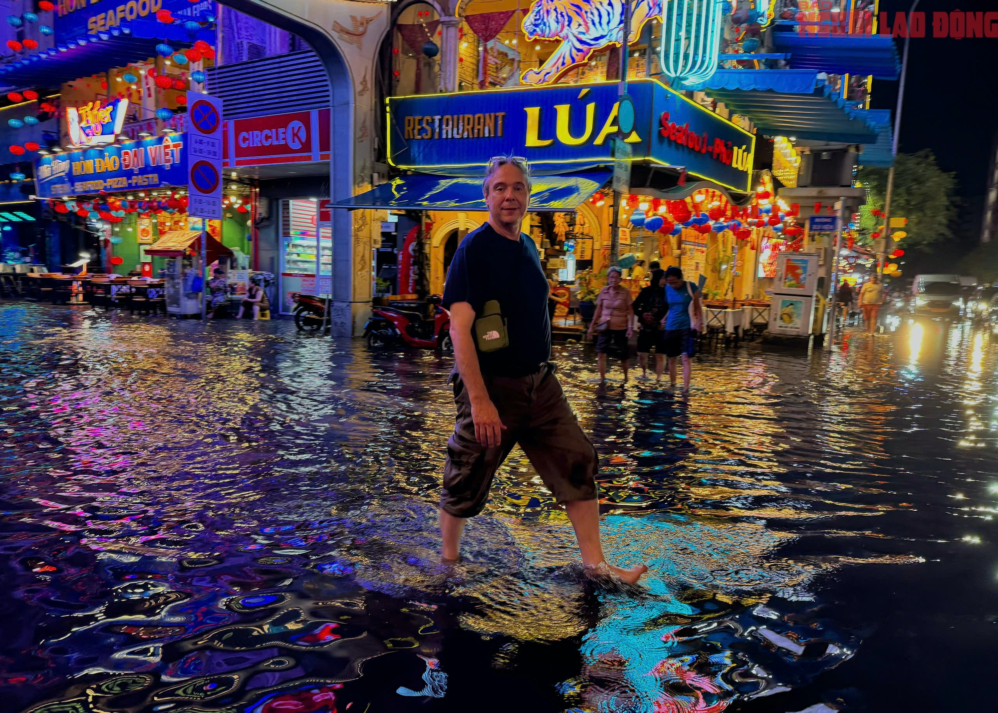 Bì bõm trên nhiều tuyến đường trung tâm TP HCM tối cuối tuần, xe chết máy, nước tràn vào quán- Ảnh 10. Bì bõm trên nhiều tuyến đường trung tâm TP HCM tối cuối tuần, xe chết máy, nước tràn vào quán- Ảnh 10.