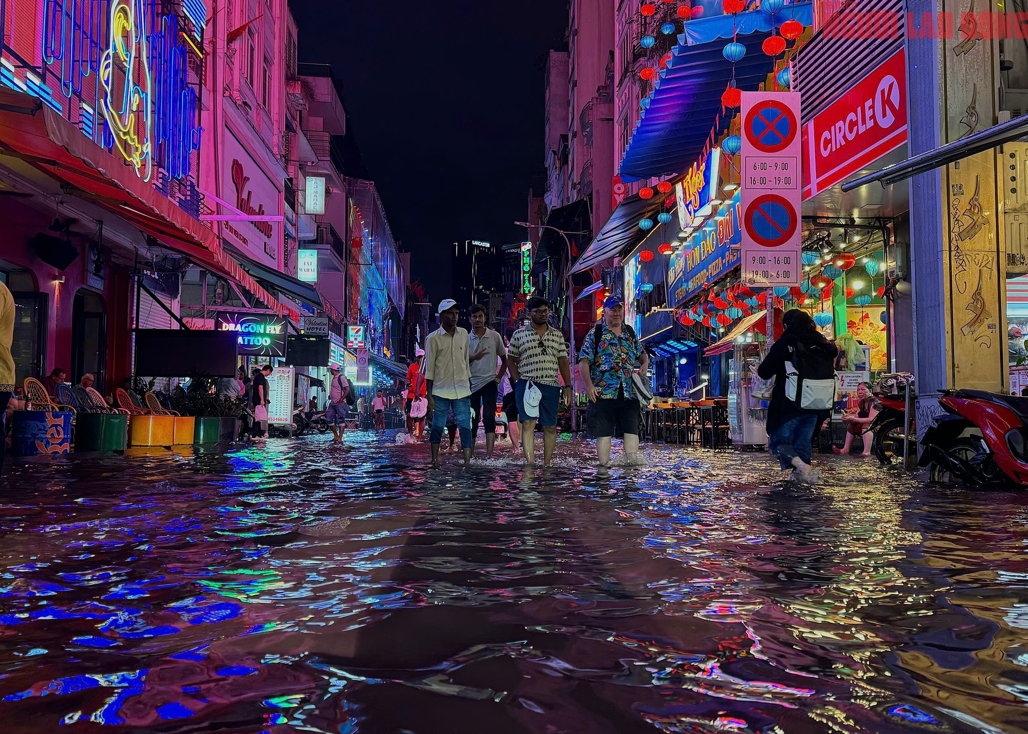 Bì bõm trên nhiều tuyến đường trung tâm TP HCM tối cuối tuần, xe chết máy, nước tràn vào quán- Ảnh 11. Bì bõm trên nhiều tuyến đường trung tâm TP HCM tối cuối tuần, xe chết máy, nước tràn vào quán- Ảnh 11.