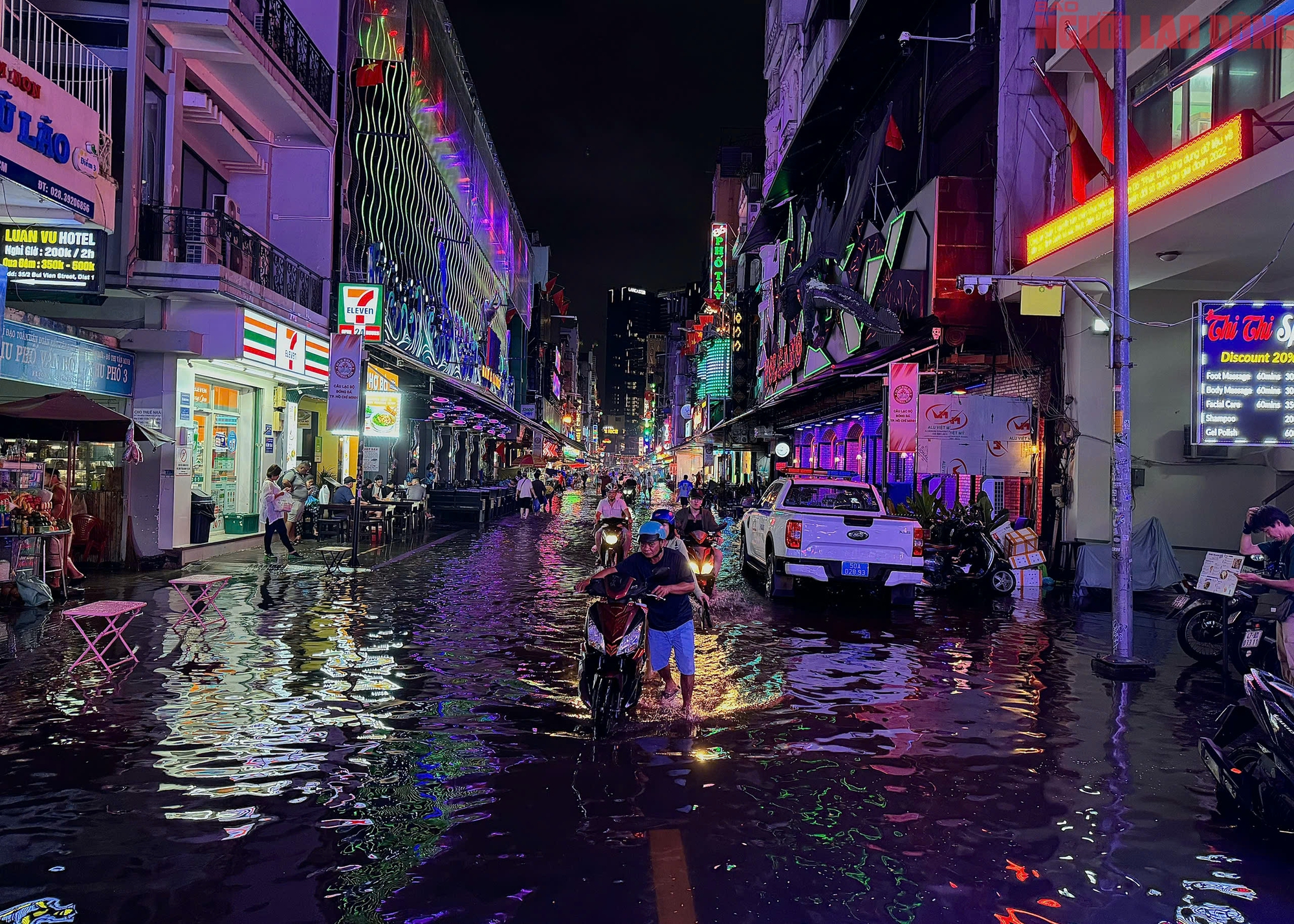 Bì bõm trên nhiều tuyến đường trung tâm TP HCM tối cuối tuần, xe chết máy, nước tràn vào quán- Ảnh 13. Bì bõm trên nhiều tuyến đường trung tâm TP HCM tối cuối tuần, xe chết máy, nước tràn vào quán- Ảnh 13.