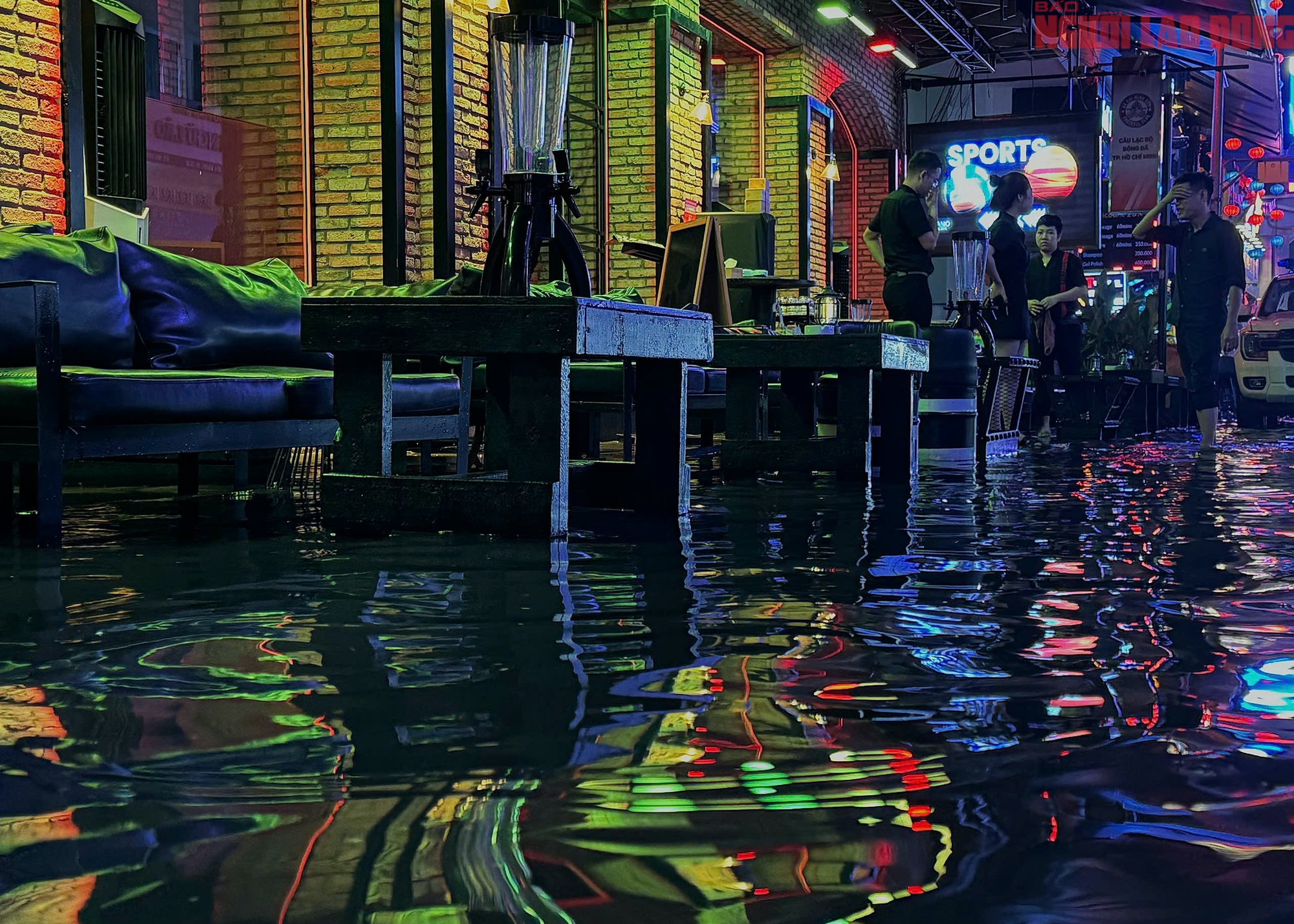 Bì bõm trên nhiều tuyến đường trung tâm TP HCM tối cuối tuần, xe chết máy, nước tràn vào quán- Ảnh 15. Bì bõm trên nhiều tuyến đường trung tâm TP HCM tối cuối tuần, xe chết máy, nước tràn vào quán- Ảnh 15.