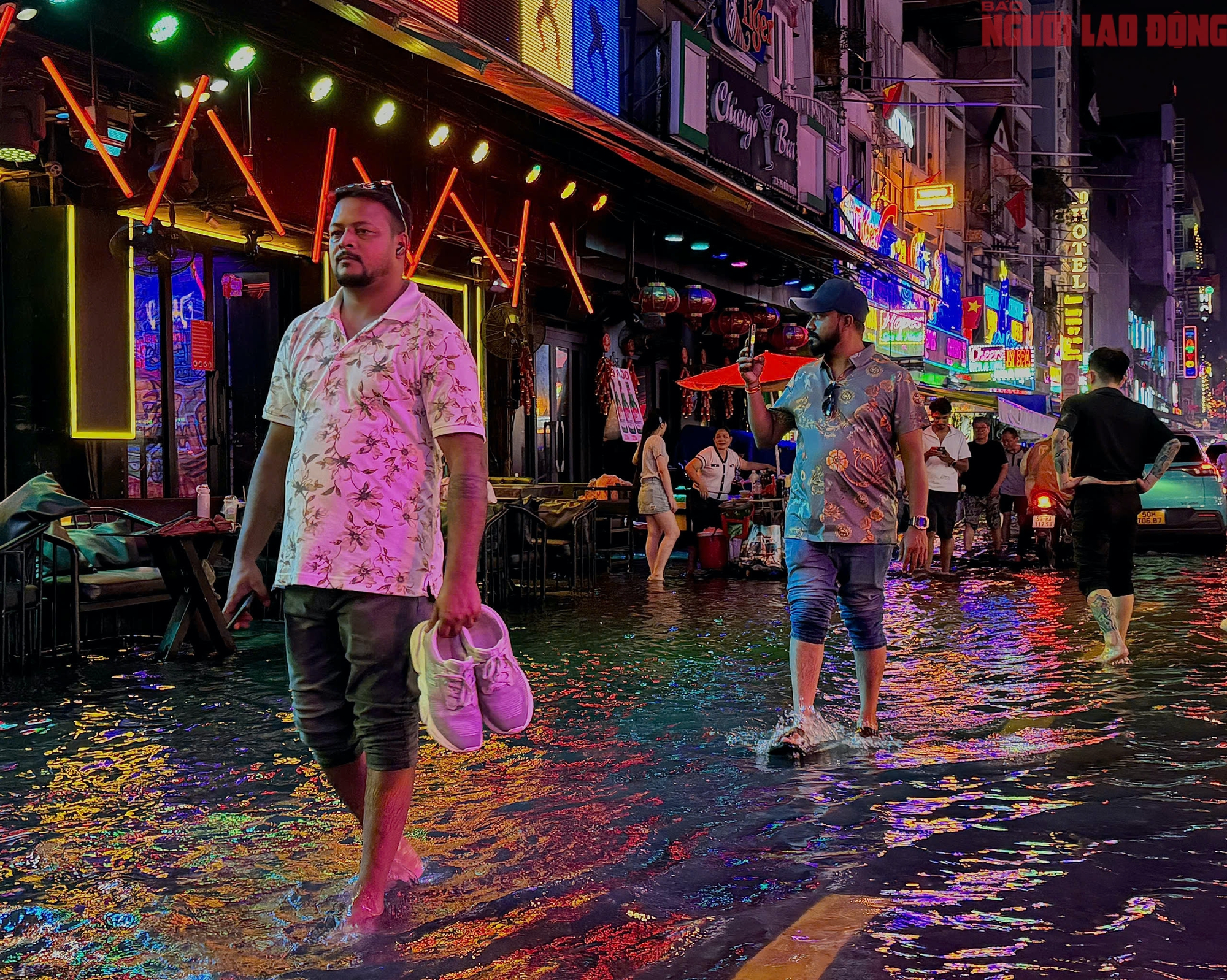 Bì bõm trên nhiều tuyến đường trung tâm TP HCM tối cuối tuần, xe chết máy, nước tràn vào quán- Ảnh 16. Bì bõm trên nhiều tuyến đường trung tâm TP HCM tối cuối tuần, xe chết máy, nước tràn vào quán- Ảnh 16.