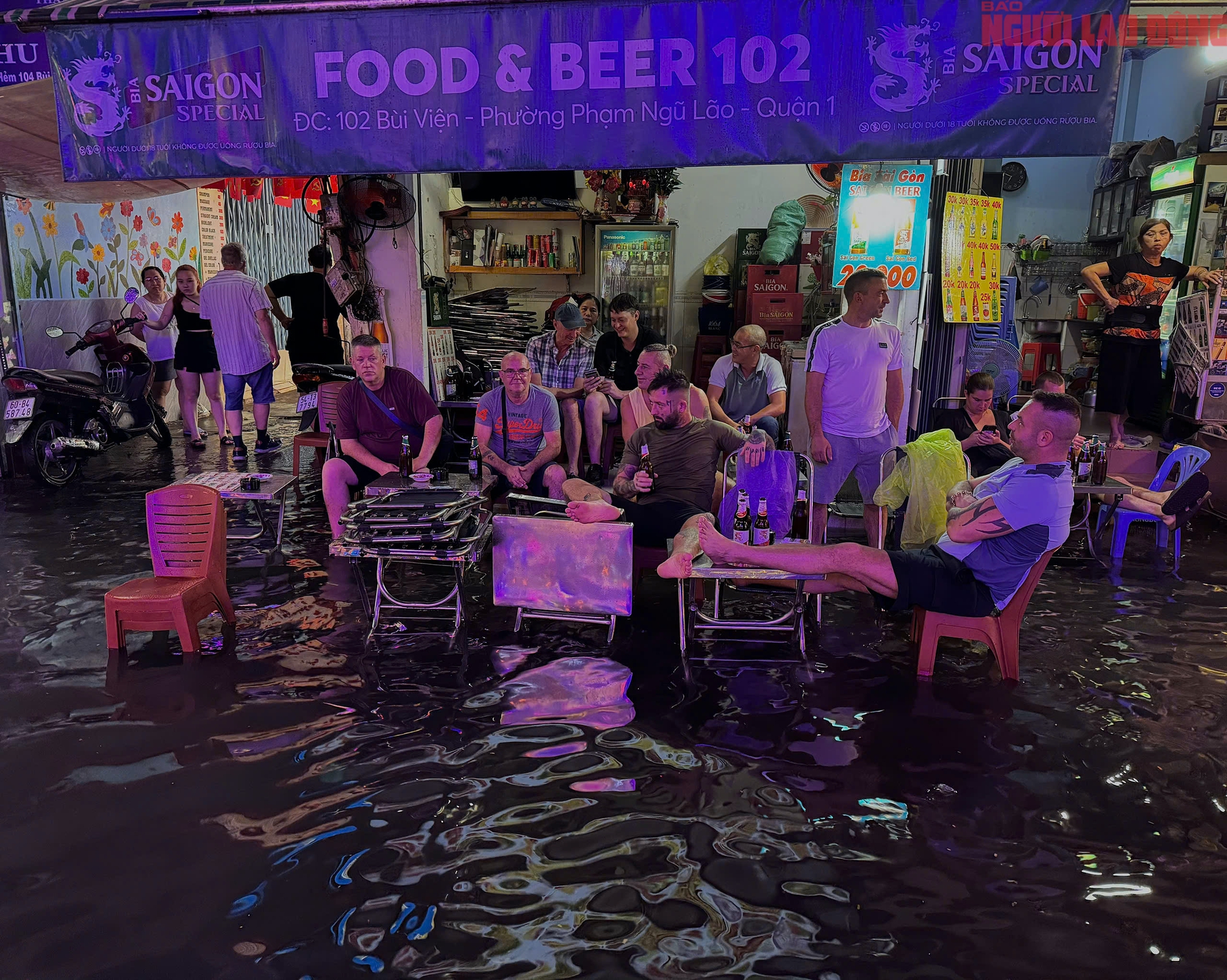 Bì bõm trên nhiều tuyến đường trung tâm TP HCM tối cuối tuần, xe chết máy, nước tràn vào quán- Ảnh 17. Bì bõm trên nhiều tuyến đường trung tâm TP HCM tối cuối tuần, xe chết máy, nước tràn vào quán- Ảnh 17.