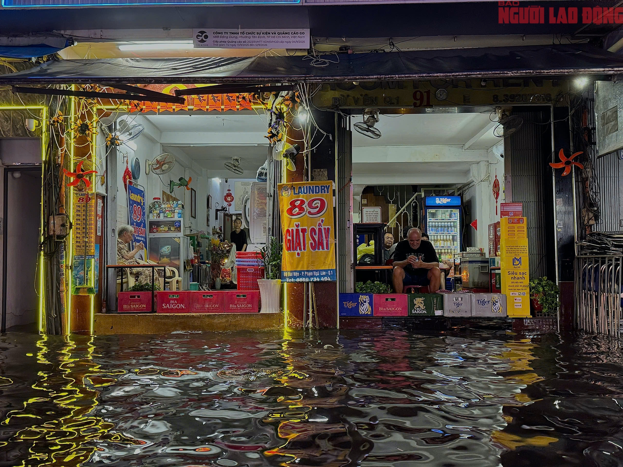 Bì bõm trên nhiều tuyến đường trung tâm TP HCM tối cuối tuần, xe chết máy, nước tràn vào quán- Ảnh 18. Bì bõm trên nhiều tuyến đường trung tâm TP HCM tối cuối tuần, xe chết máy, nước tràn vào quán- Ảnh 18.