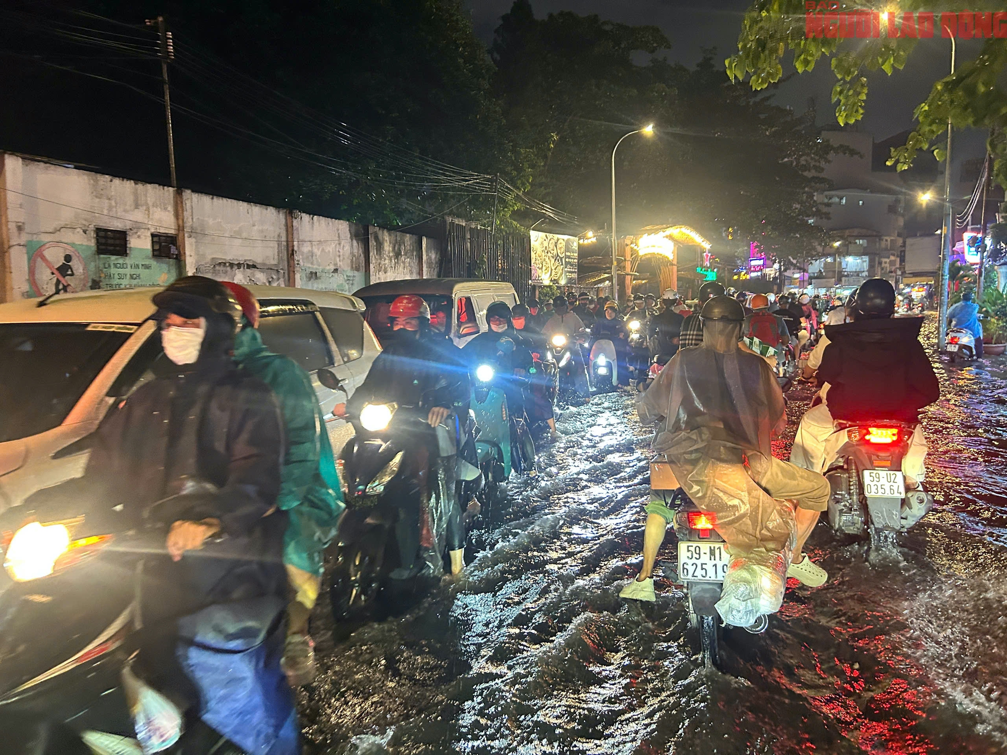 Bì bõm trên nhiều tuyến đường trung tâm TP HCM tối cuối tuần, xe chết máy, nước tràn vào quán- Ảnh 19. Bì bõm trên nhiều tuyến đường trung tâm TP HCM tối cuối tuần, xe chết máy, nước tràn vào quán- Ảnh 19.
