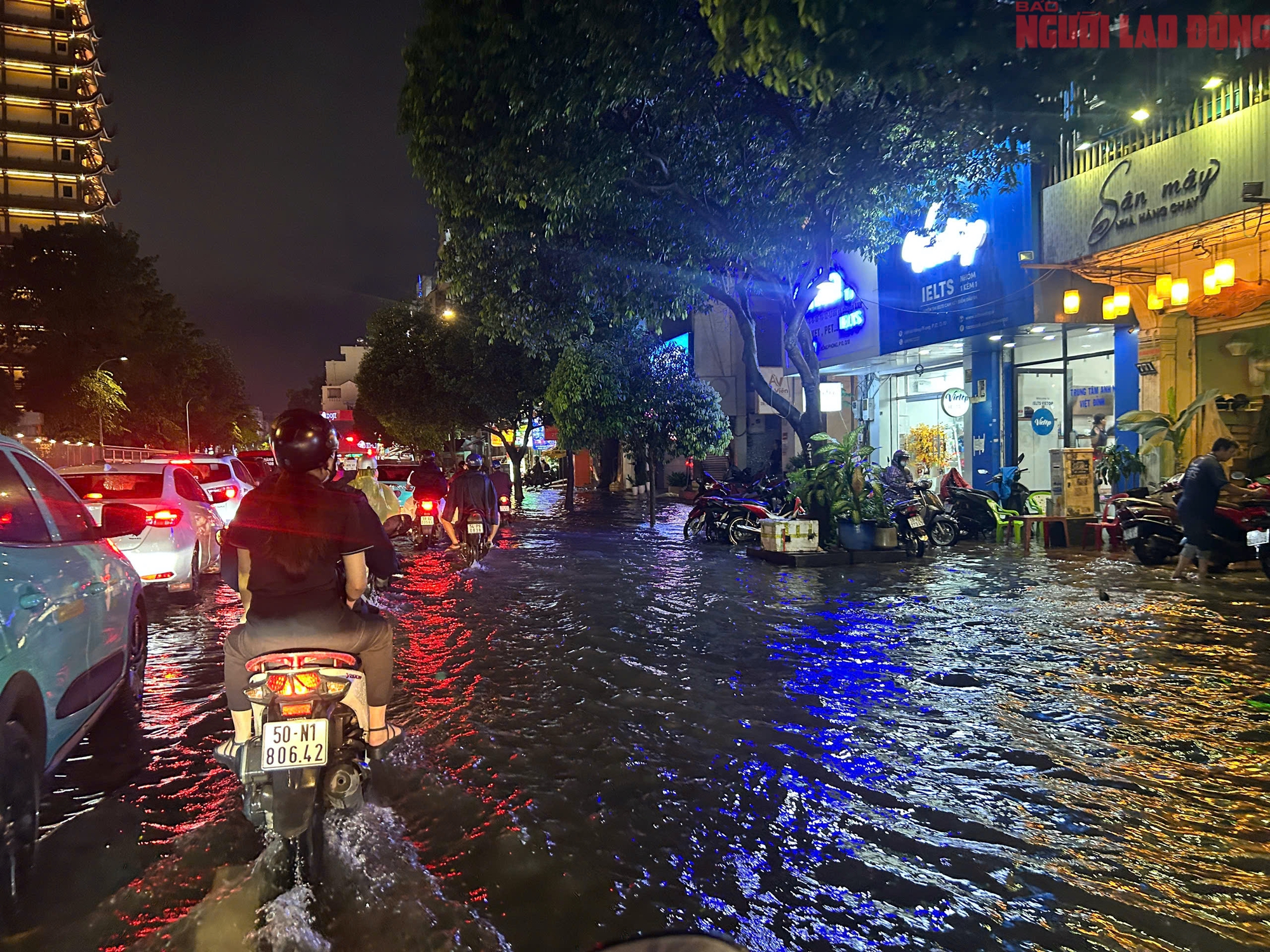 Bì bõm trên nhiều tuyến đường trung tâm TP HCM tối cuối tuần, xe chết máy, nước tràn vào quán- Ảnh 20. Bì bõm trên nhiều tuyến đường trung tâm TP HCM tối cuối tuần, xe chết máy, nước tràn vào quán- Ảnh 20.
