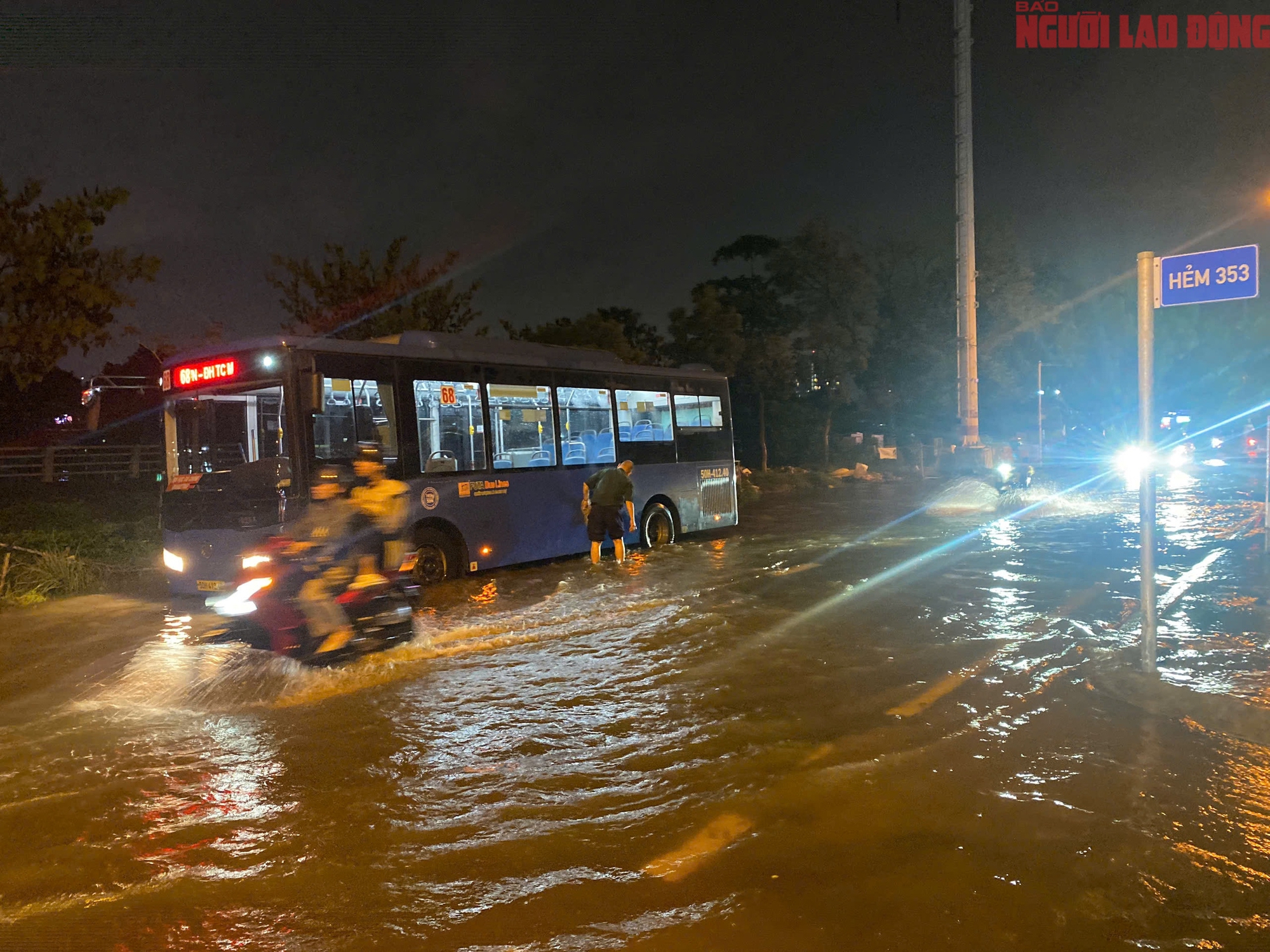 Bì bõm trên nhiều tuyến đường trung tâm TP HCM tối cuối tuần, xe chết máy, nước tràn vào quán- Ảnh 21. Bì bõm trên nhiều tuyến đường trung tâm TP HCM tối cuối tuần, xe chết máy, nước tràn vào quán- Ảnh 21.