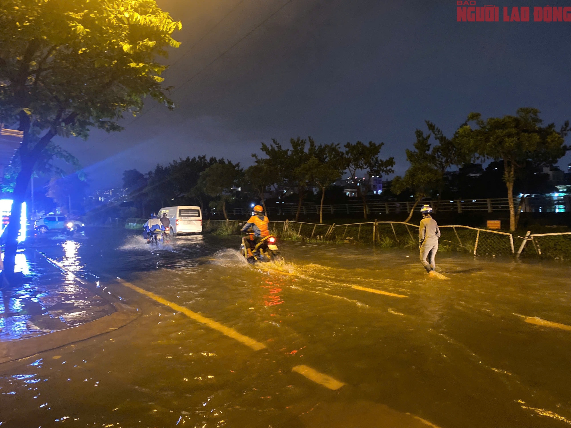 Bì bõm trên nhiều tuyến đường trung tâm TP HCM tối cuối tuần, xe chết máy, nước tràn vào quán- Ảnh 22. Bì bõm trên nhiều tuyến đường trung tâm TP HCM tối cuối tuần, xe chết máy, nước tràn vào quán- Ảnh 22.