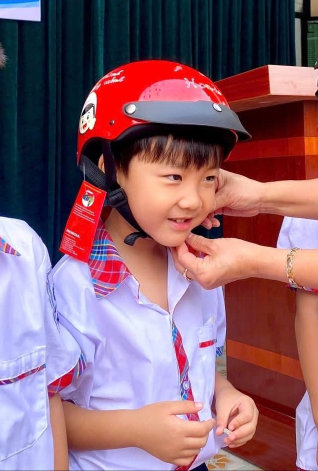 Không tin được Hoà Minzy chọn trường học này cho con: Nhìn phản ứng bé Bo đủ biết mê thế nào rồi!- Ảnh 1.