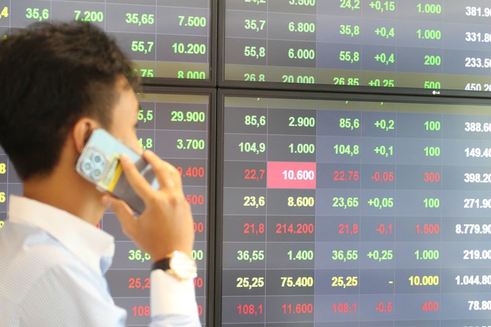 Chứng khoán về thấp nhất 4 tháng, nhà đầu tư ngỡ ngàng- Ảnh 1. Chứng khoán về thấp nhất 4 tháng, nhà đầu tư ngỡ ngàng- Ảnh 1.