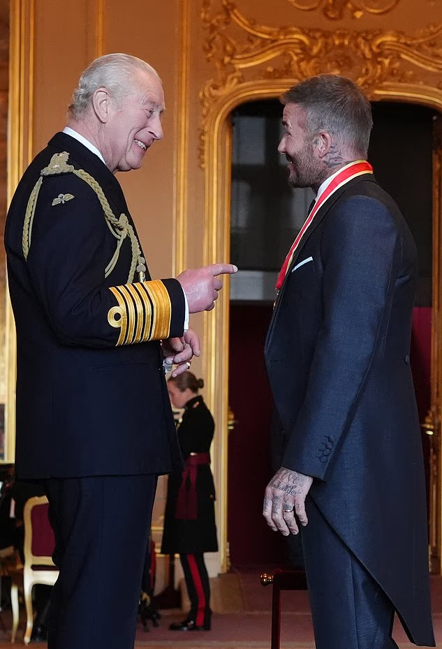 Ai mặc suit đẹp bằng David Beckham?- Ảnh 1. Ai mặc suit đẹp bằng David Beckham?- Ảnh 1.