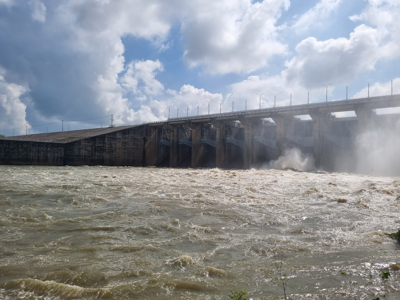 Hồ thủy điện lớn nhất miền Nam xả lũ tăng gấp 3 lần, cảnh báo ngập úng- Ảnh 1. Hồ thủy điện lớn nhất miền Nam xả lũ tăng gấp 3 lần, cảnh báo ngập úng- Ảnh 1.
