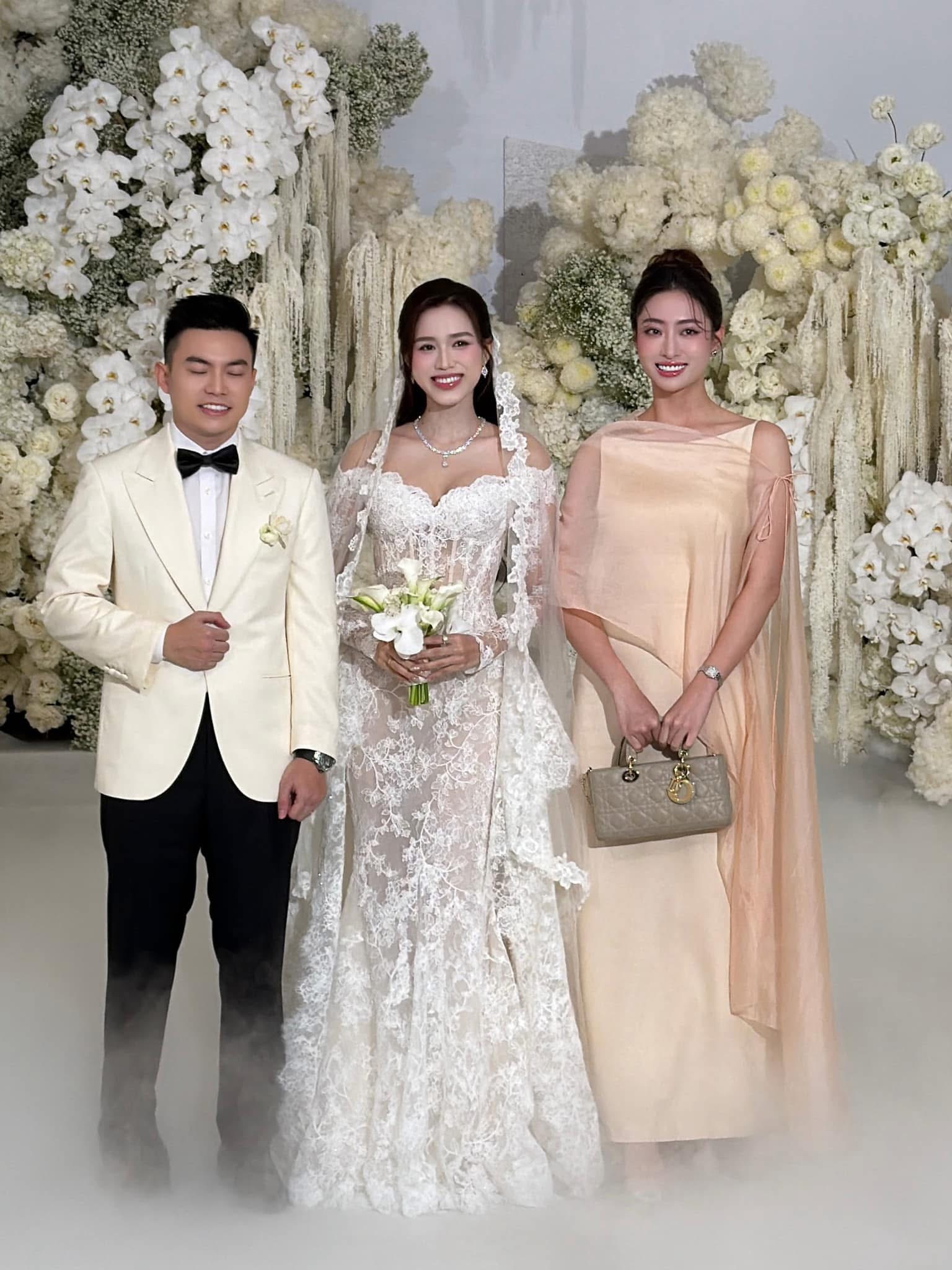 Dàn sao đổ bộ đám cưới Đỗ Hà: Đỗ Mỹ Linh đơn giản mà sang hết nấc, Lương Thuỳ Linh và dàn Hoa - Á hậu đọ sắc tưng bừng- Ảnh 2. Dàn sao đổ bộ đám cưới Đỗ Hà: Đỗ Mỹ Linh đơn giản mà sang hết nấc, Lương Thuỳ Linh và dàn Hoa - Á hậu đọ sắc tưng bừng- Ảnh 2.