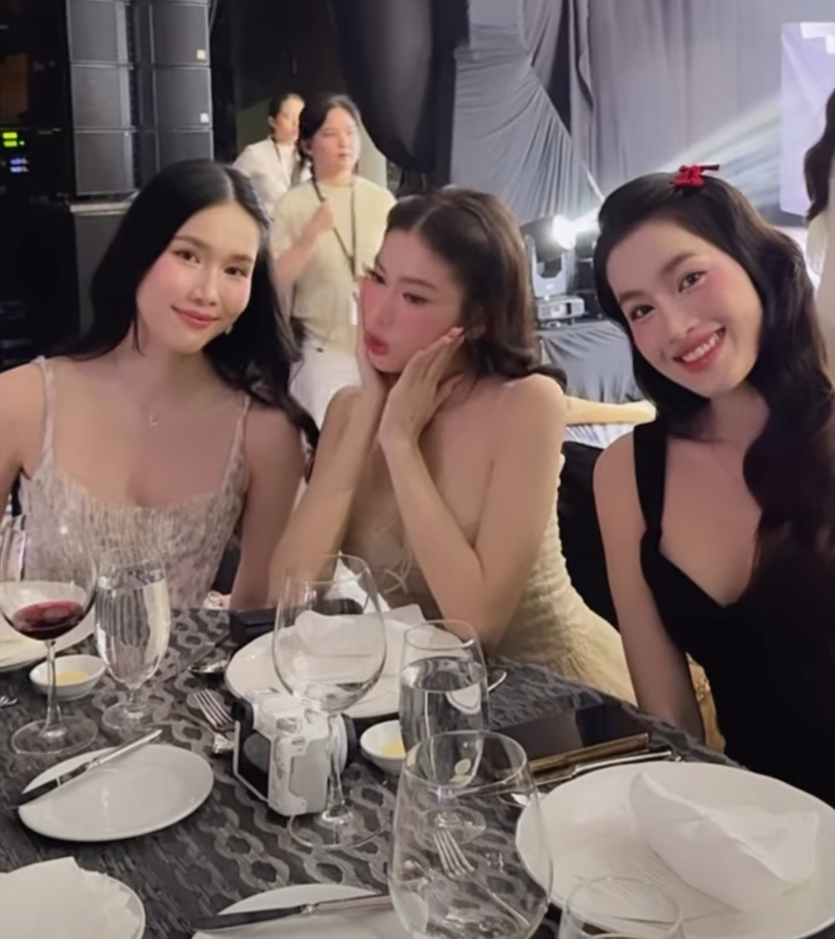 Dàn sao đổ bộ đám cưới Đỗ Hà: Đỗ Mỹ Linh đơn giản mà sang hết nấc, Lương Thuỳ Linh và dàn Hoa - Á hậu đọ sắc tưng bừng- Ảnh 4. Dàn sao đổ bộ đám cưới Đỗ Hà: Đỗ Mỹ Linh đơn giản mà sang hết nấc, Lương Thuỳ Linh và dàn Hoa - Á hậu đọ sắc tưng bừng- Ảnh 4.