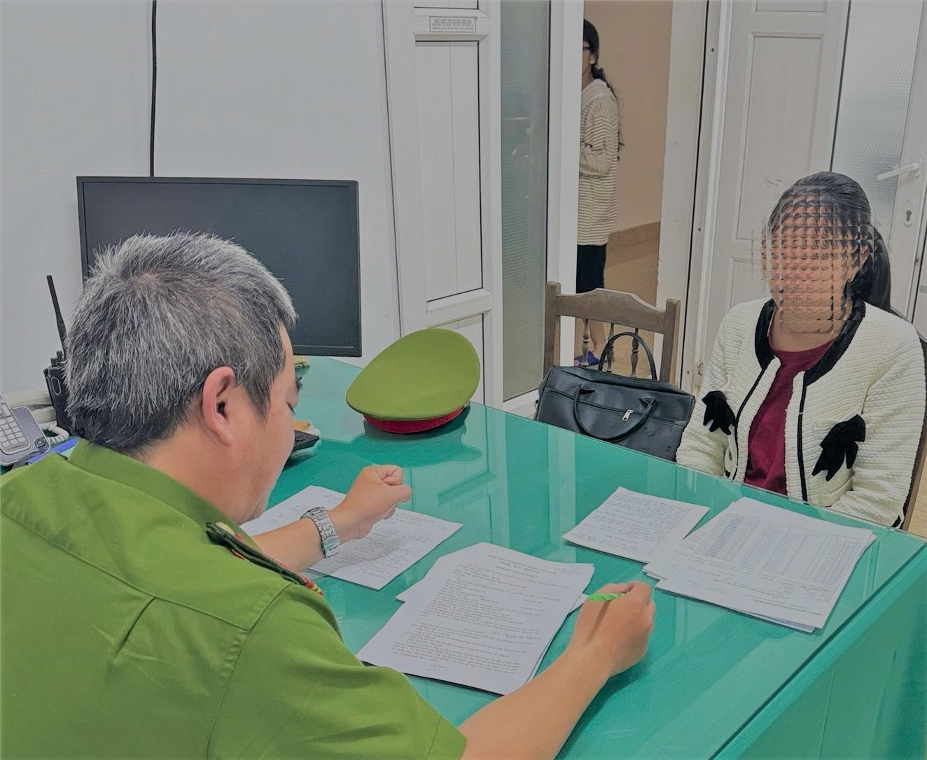 Nhận cuộc gọi tư vấn cập nhật VNeID, tài khoản của cặp vợ chồng Huế &quot;bay&quot; luôn 524 triệu đồng- Ảnh 1.