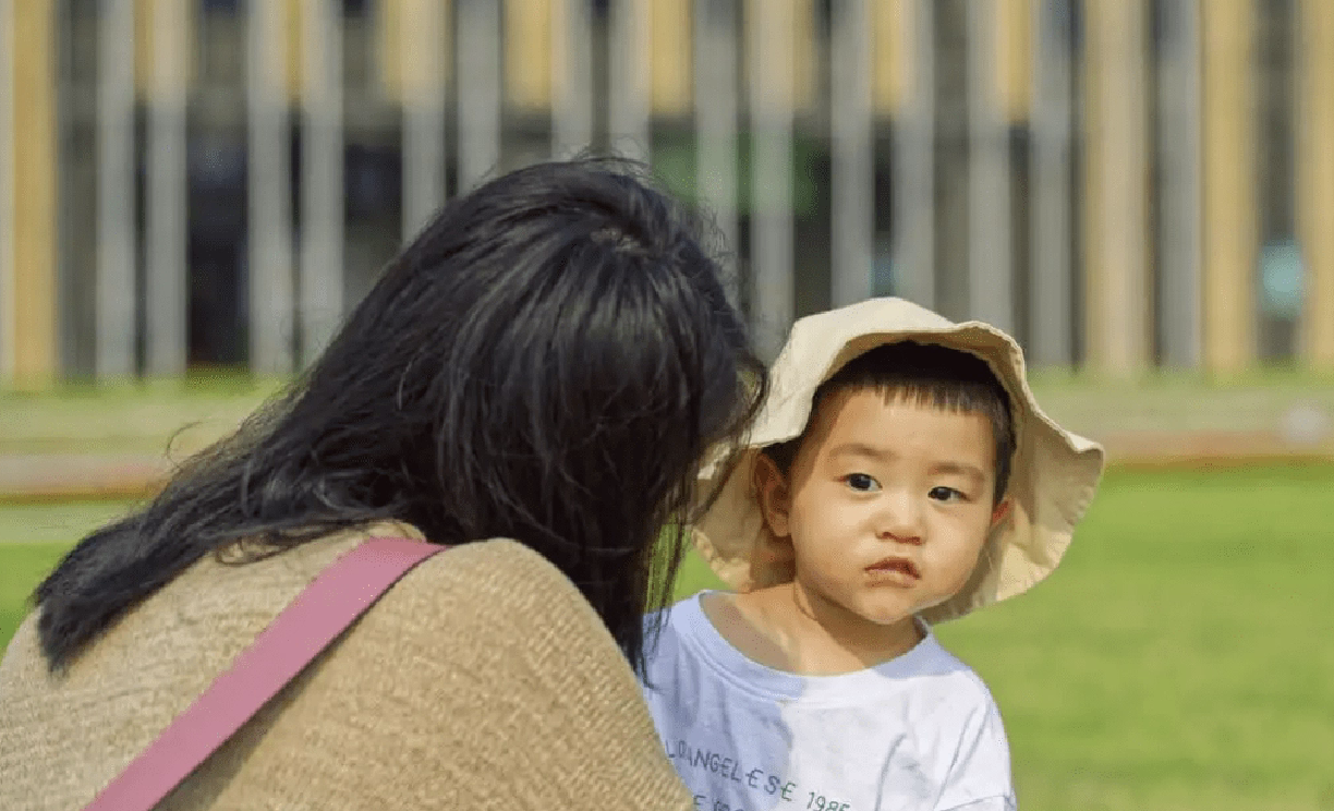 Khi người mẹ “khéo ăn khéo nói” lại sinh con nhút nhát và ít nói - 2 lý do tâm lý học khiến phụ huynh nào cũng nên gật gù- Ảnh 1. Khi người mẹ “khéo ăn khéo nói” lại sinh con nhút nhát và ít nói - 2 lý do tâm lý học khiến phụ huynh nào cũng nên gật gù- Ảnh 1.