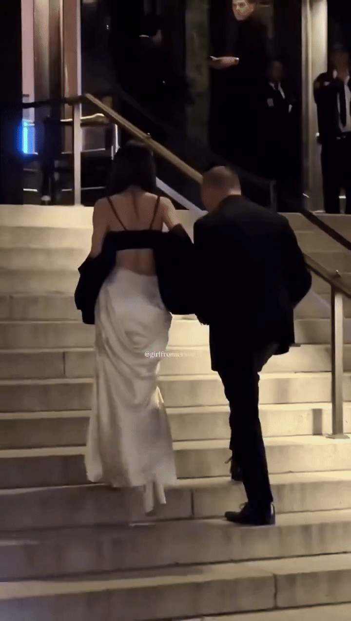 Bà hoàng váy cưới lộ bóng lưng không tin nổi ở tuổi 76- Ảnh 3.