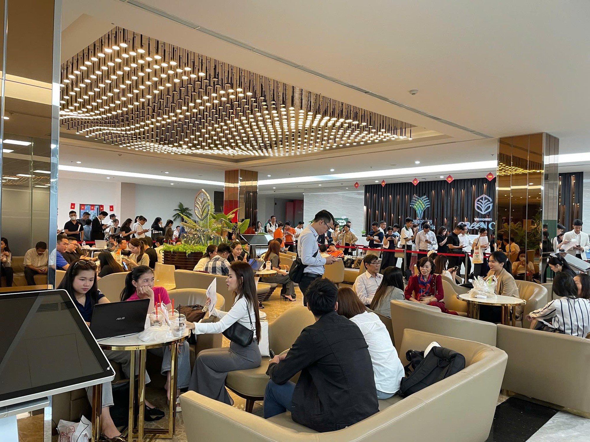 Chuyên gia lý giải hiện tượng khách xếp hàng giữ chỗ dự án Vinhomes Green Paradise- Ảnh 1. Chuyên gia lý giải hiện tượng khách xếp hàng giữ chỗ dự án Vinhomes Green Paradise- Ảnh 1.