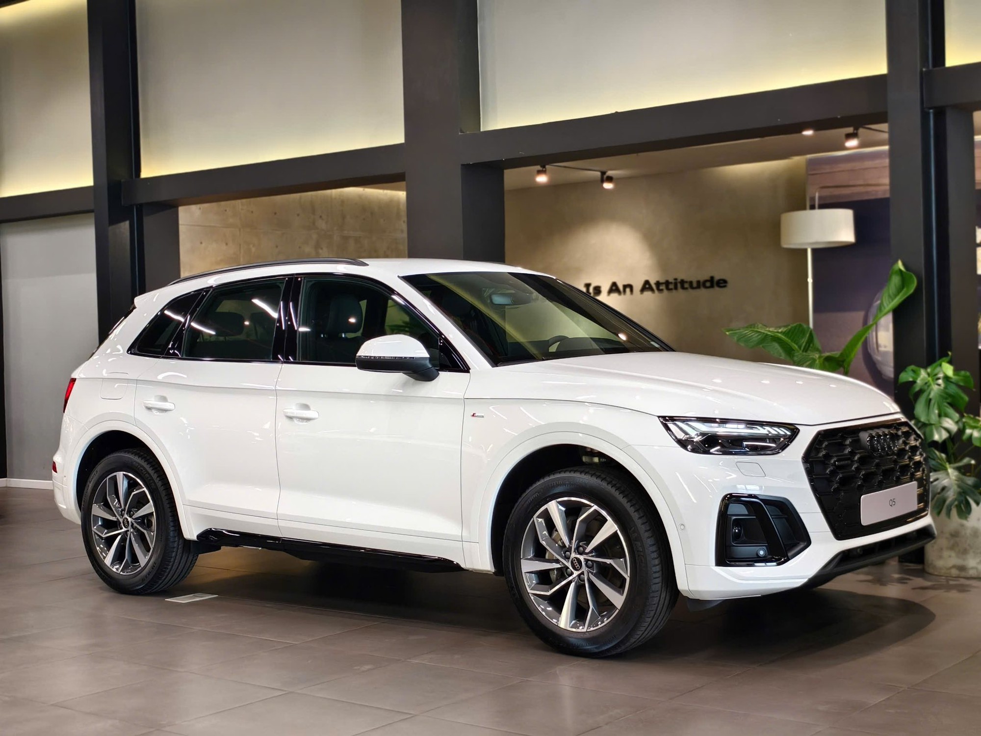 Loạt xe Audi giảm giá mạnh cuối năm tại Việt Nam: Giảm nhiều nhất gần 380 triệu đồng, phần lớn là SUV, đáp trả BMW, Mercedes- Ảnh 4. Loạt xe Audi giảm giá mạnh cuối năm tại Việt Nam: Giảm nhiều nhất gần 380 triệu đồng, phần lớn là SUV, đáp trả BMW, Mercedes- Ảnh 4.