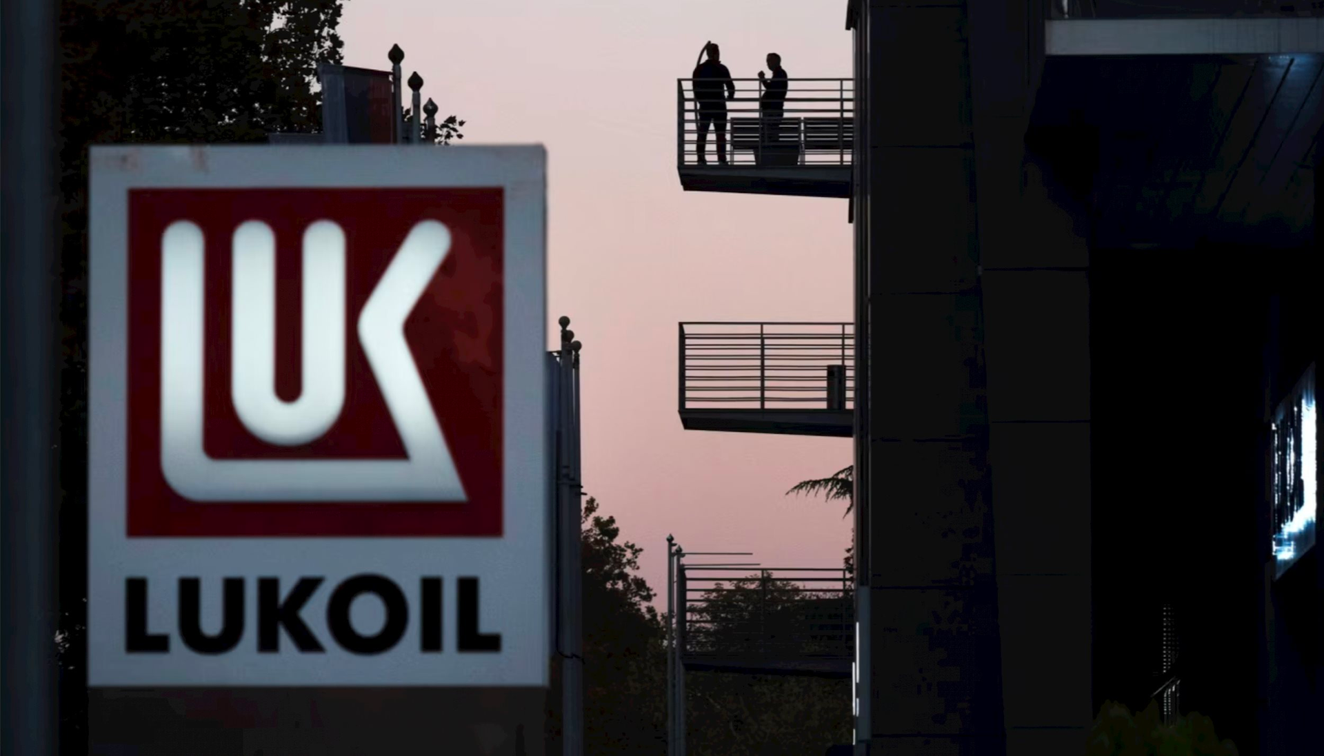 Tập đoàn năng lượng lớn thứ 2 Nga rơi vào khủng hoảng: Thanh lý 20 tỷ USD tài sản ở nước ngoài nhưng không ai mua, loạt nước châu Âu từng 'thân thiết' nay đều quay lưng- Ảnh 1.