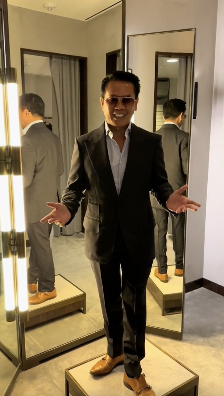 Loạt nhận xét thẳng đến mất lòng của Thái Công về đồ hiệu: Khách của tôi là rồng phụng, có gà nào xách Hermès 100.000$?- Ảnh 11. Loạt nhận xét thẳng đến mất lòng của Thái Công về đồ hiệu: Khách của tôi là rồng phụng, có gà nào xách Hermès 100.000$?- Ảnh 11.