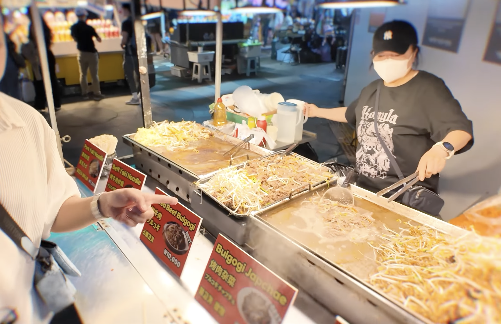 Trấn Thành “ấm ức” vì chợ quê Hari Won- Ảnh 2. Trấn Thành “ấm ức” vì chợ quê Hari Won- Ảnh 2.