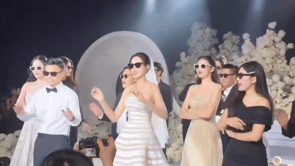 Màn nhảy đám cưới hot nhất lúc này của Tổng giám đốc Tập đoàn Sơn Hải- Ảnh 1. Màn nhảy đám cưới hot nhất lúc này của Tổng giám đốc Tập đoàn Sơn Hải- Ảnh 1.