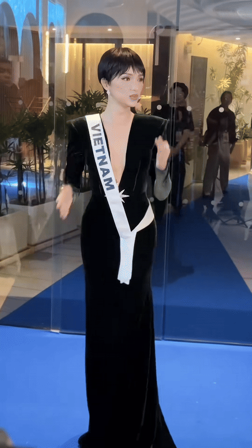 Hương Giang "biến hình" gây sốc tại Miss Universe khiến truyền thông quốc tế hú hét- Ảnh 2. Hương Giang "biến hình" gây sốc tại Miss Universe khiến truyền thông quốc tế hú hét- Ảnh 2.