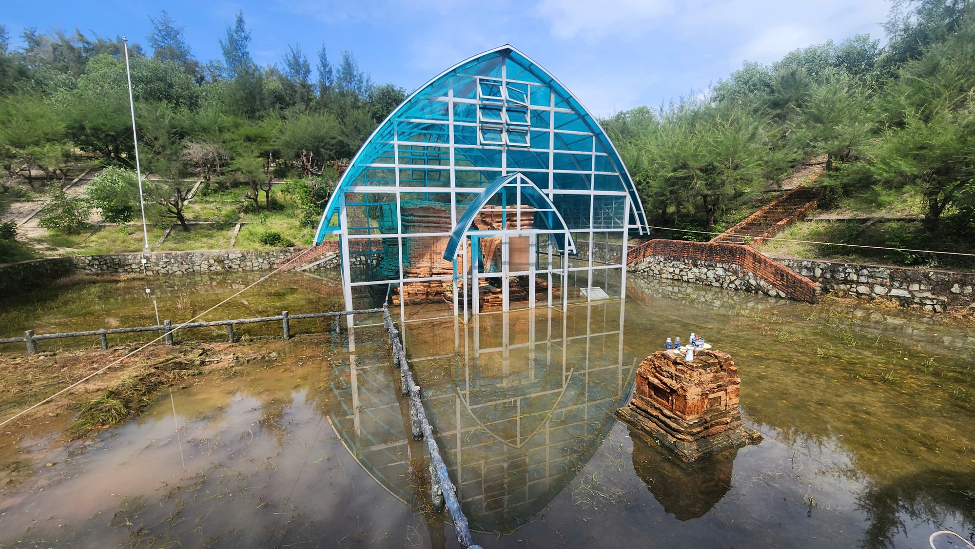 Bị Phó Chủ tịch TP Huế phê bình, cuộc "giải cứu" tháp Chăm hơn 1.200 năm tuổi ra sao?- Ảnh 1. Bị Phó Chủ tịch TP Huế phê bình, cuộc "giải cứu" tháp Chăm hơn 1.200 năm tuổi ra sao?- Ảnh 1.